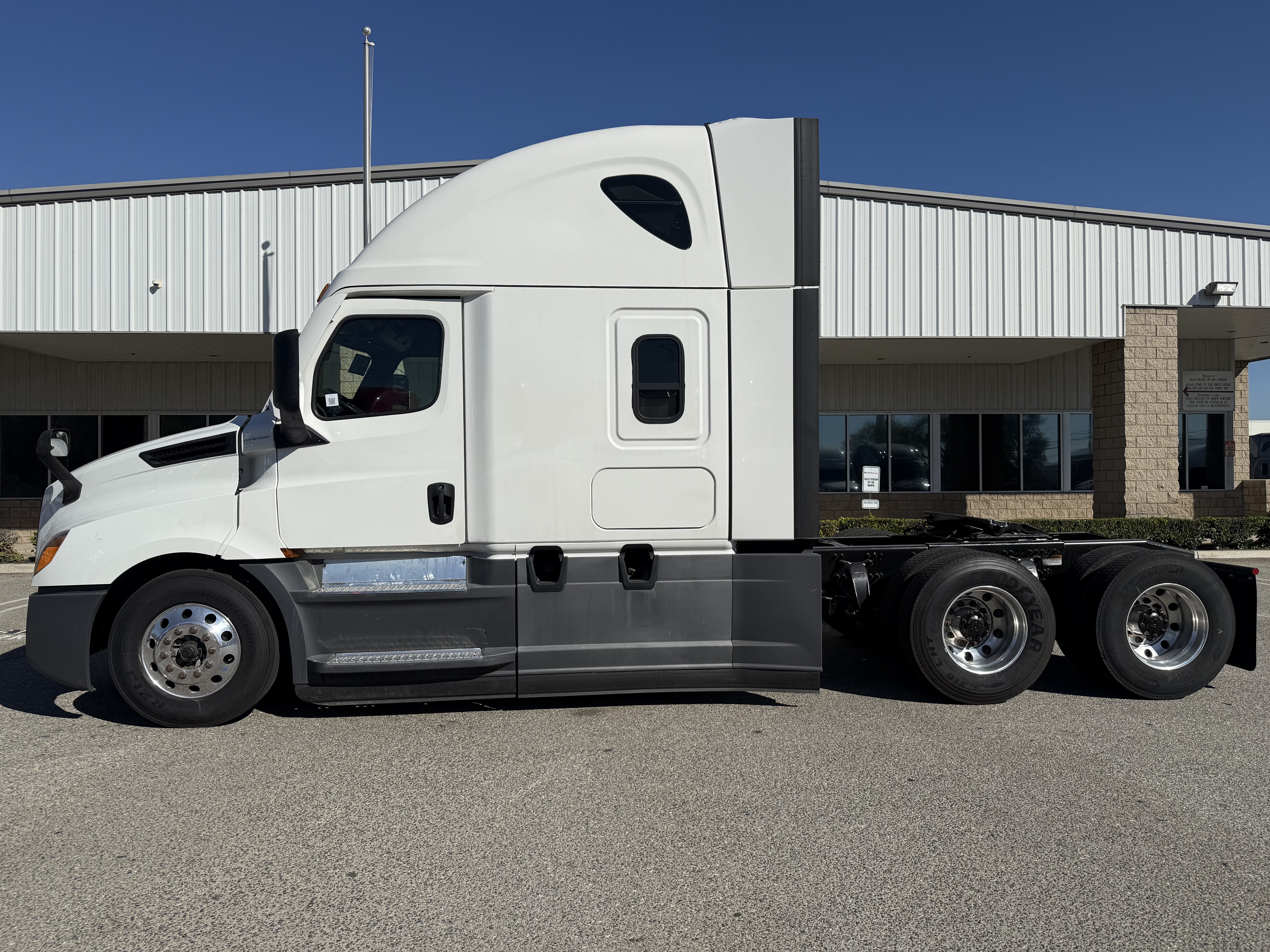 2021 FREIGHTLINER CASCADIA 126SLP - image 3