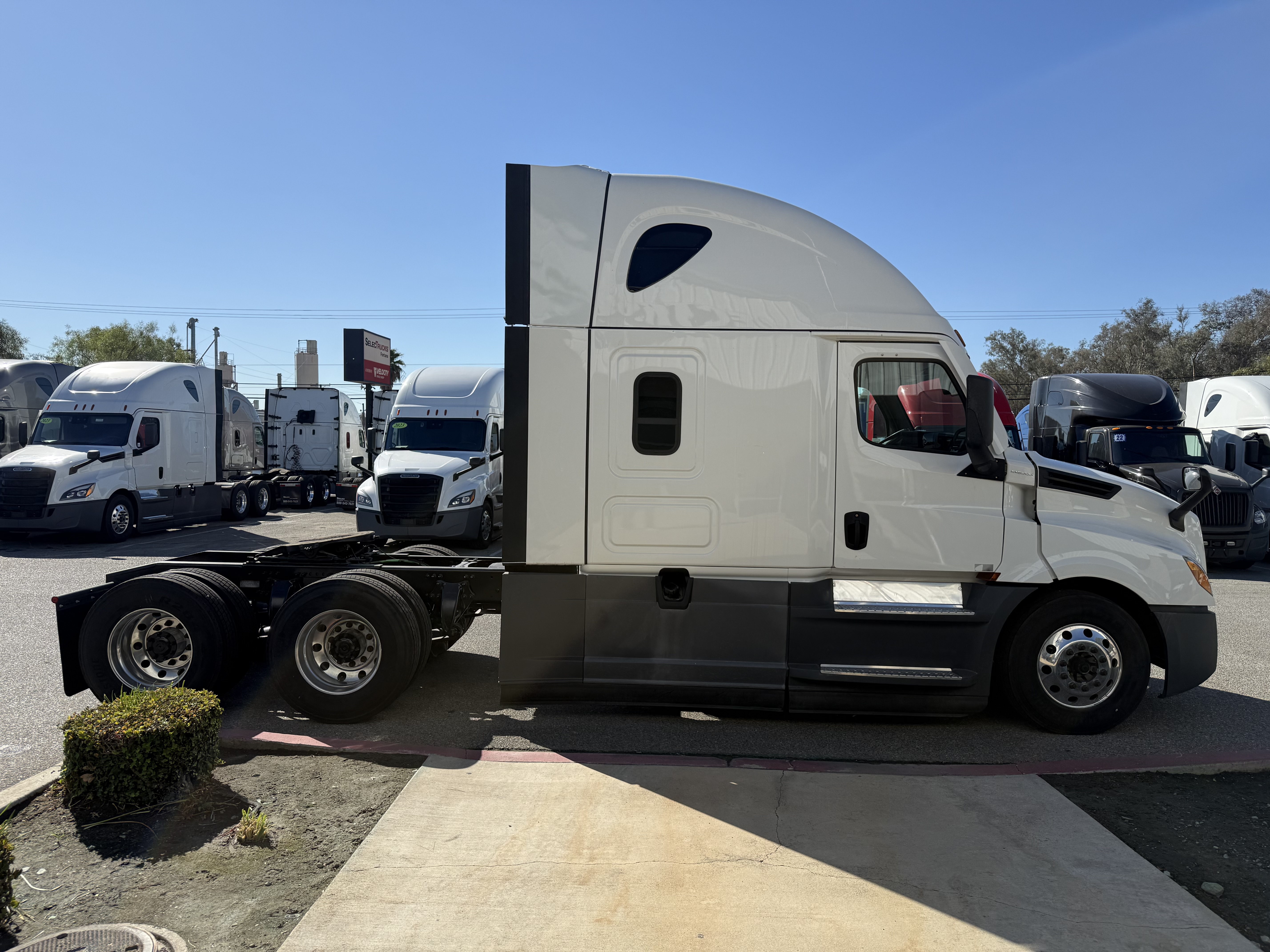 2021 FREIGHTLINER CASCADIA 126SLP - image 8