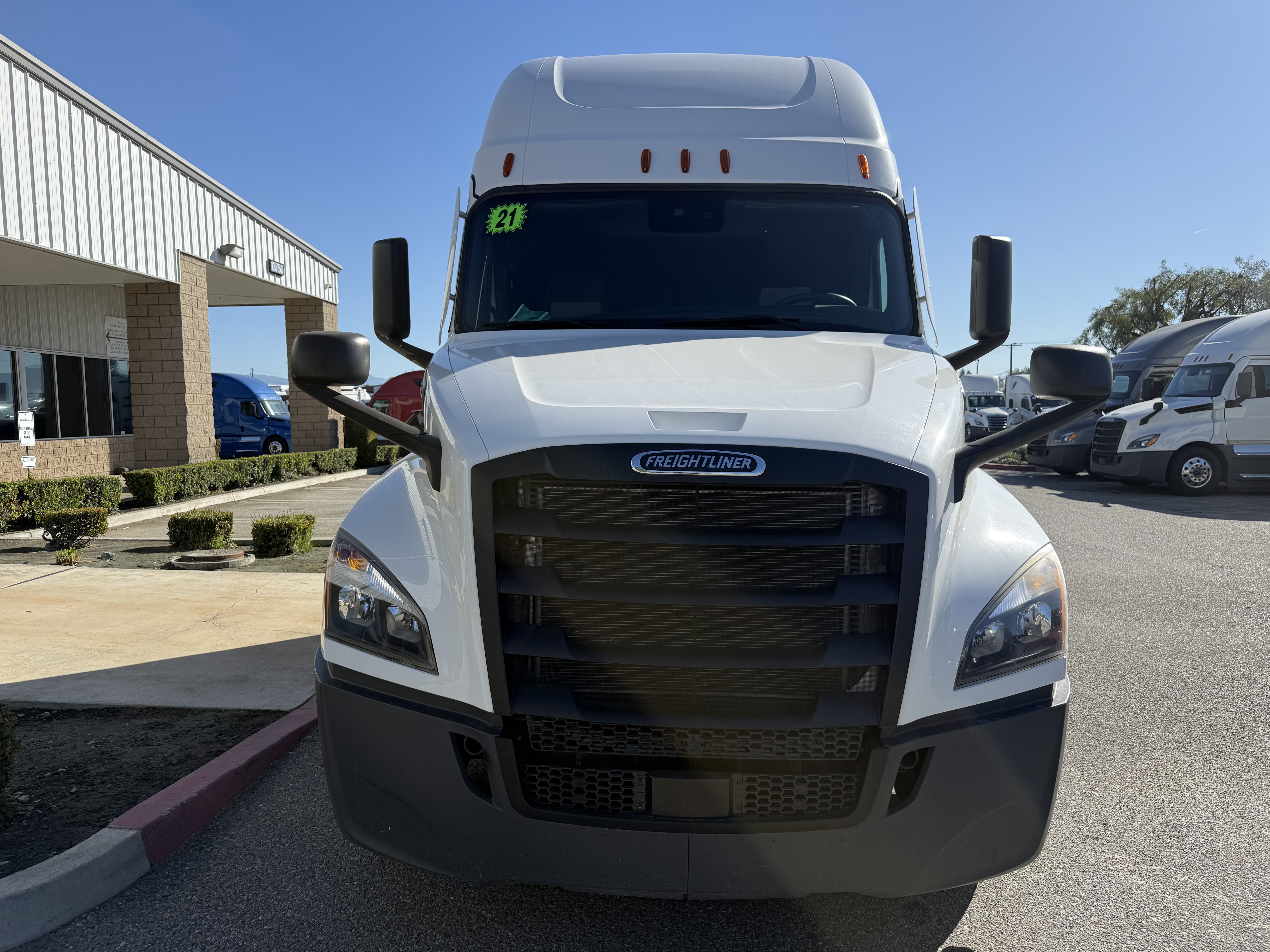 2021 FREIGHTLINER CASCADIA 126SLP - image 2