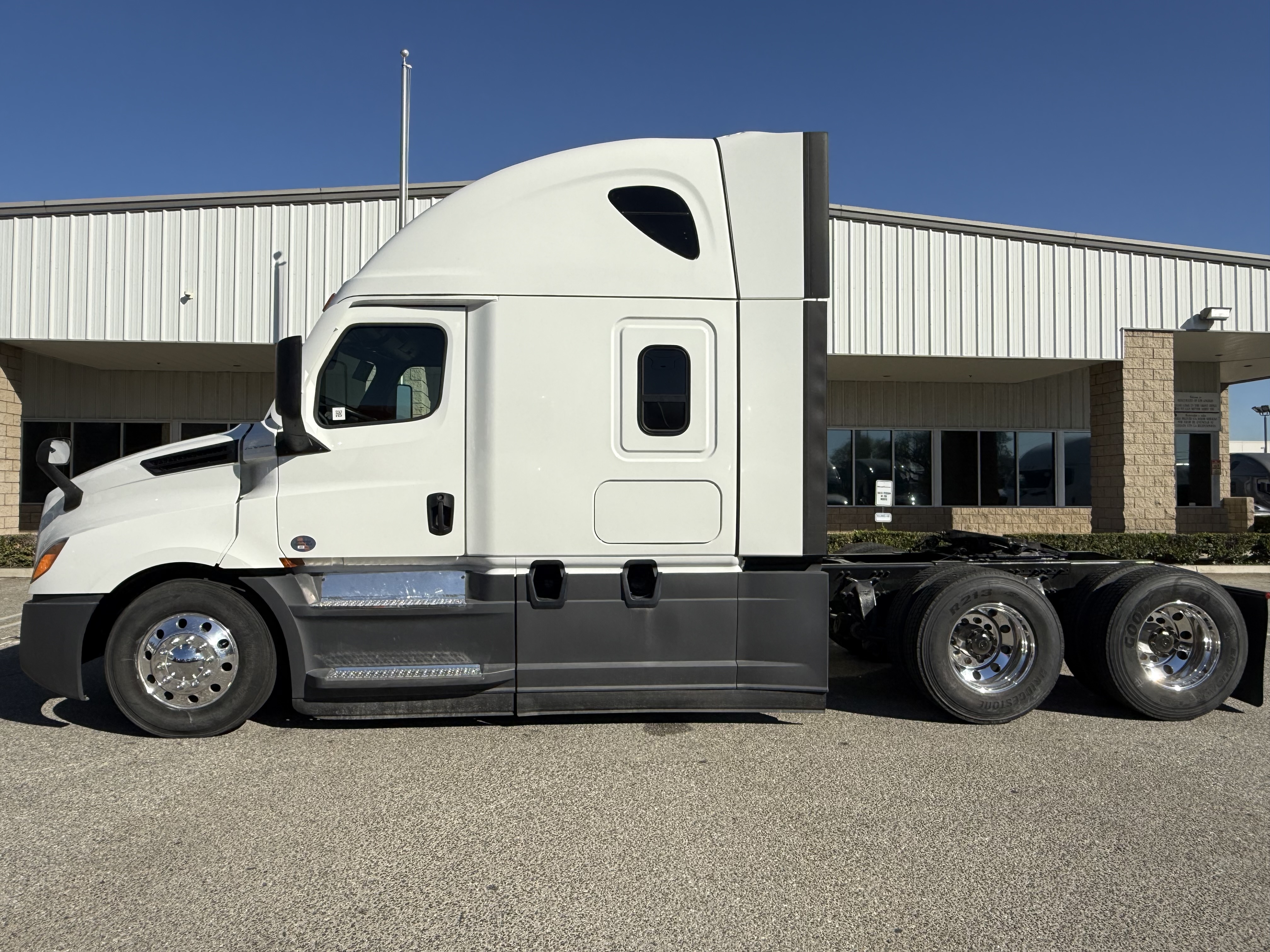2021 FREIGHTLINER CASCADIA 126SLP - image 3