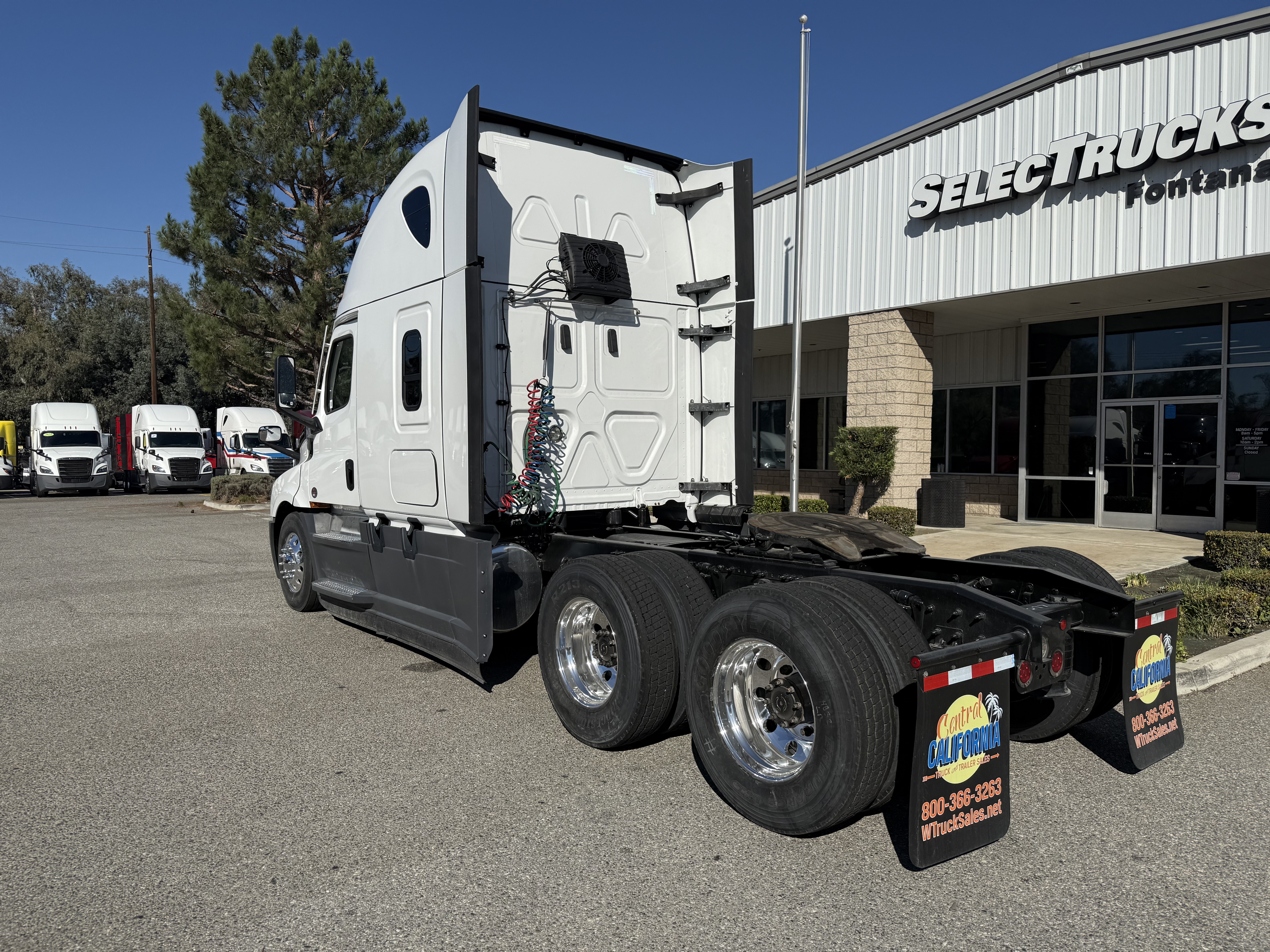 2021 FREIGHTLINER CASCADIA 126SLP - image 4