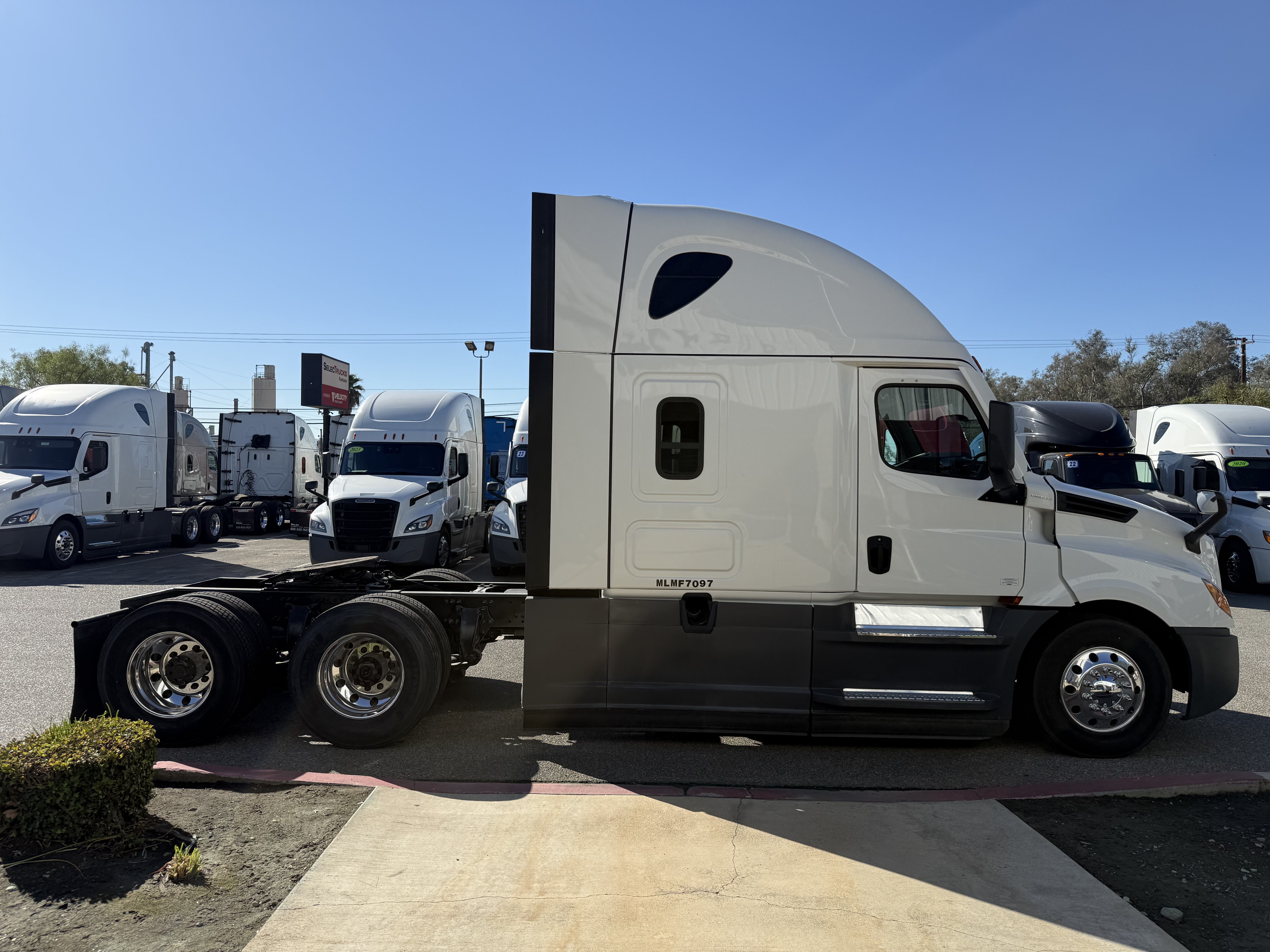 2021 FREIGHTLINER CASCADIA 126SLP - image 8