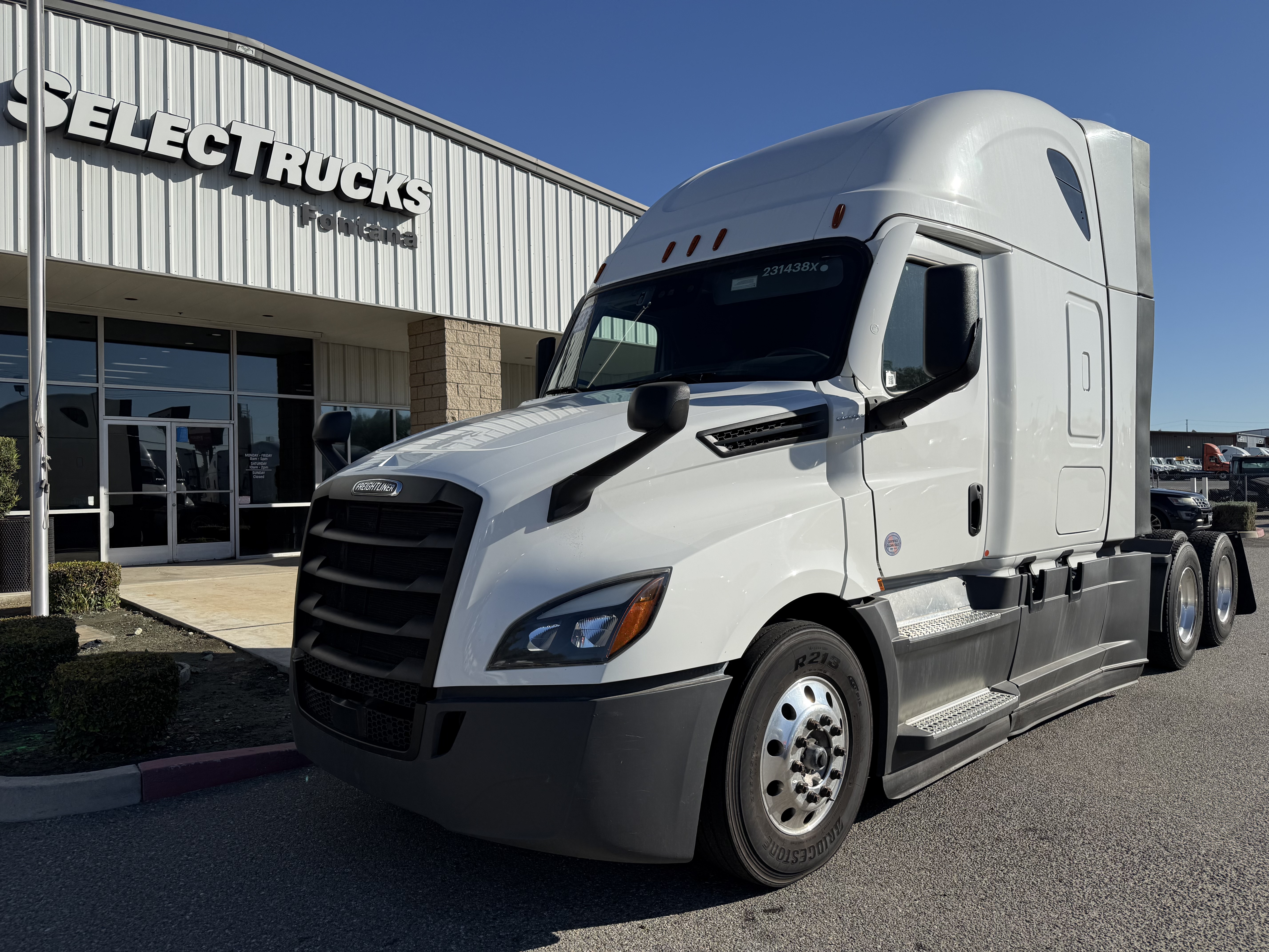 2023 FREIGHTLINER CASCADIA 126SLP - image 1