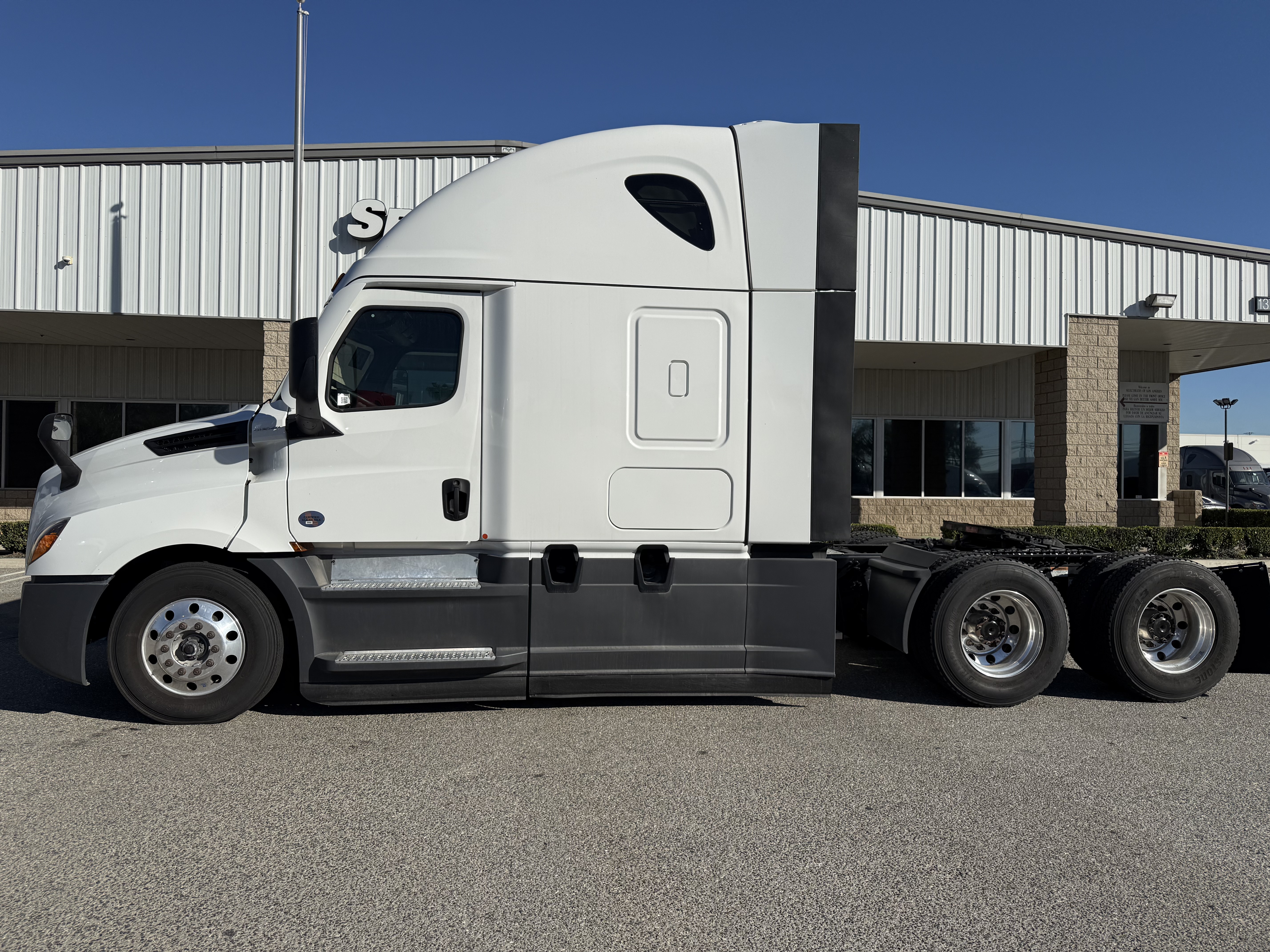 2023 FREIGHTLINER CASCADIA 126SLP - image 3