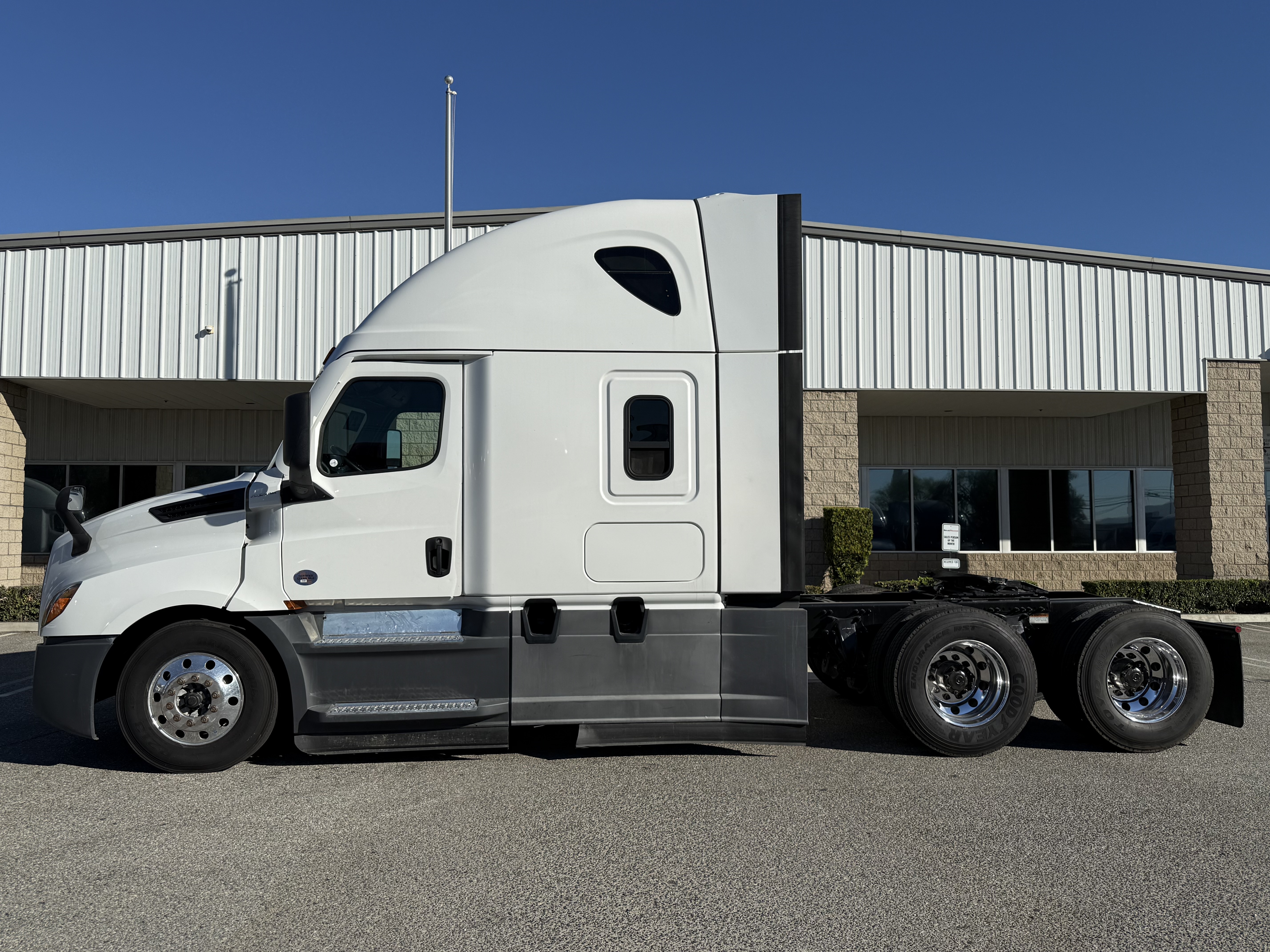 2021 FREIGHTLINER CASCADIA 126SLP - image 3