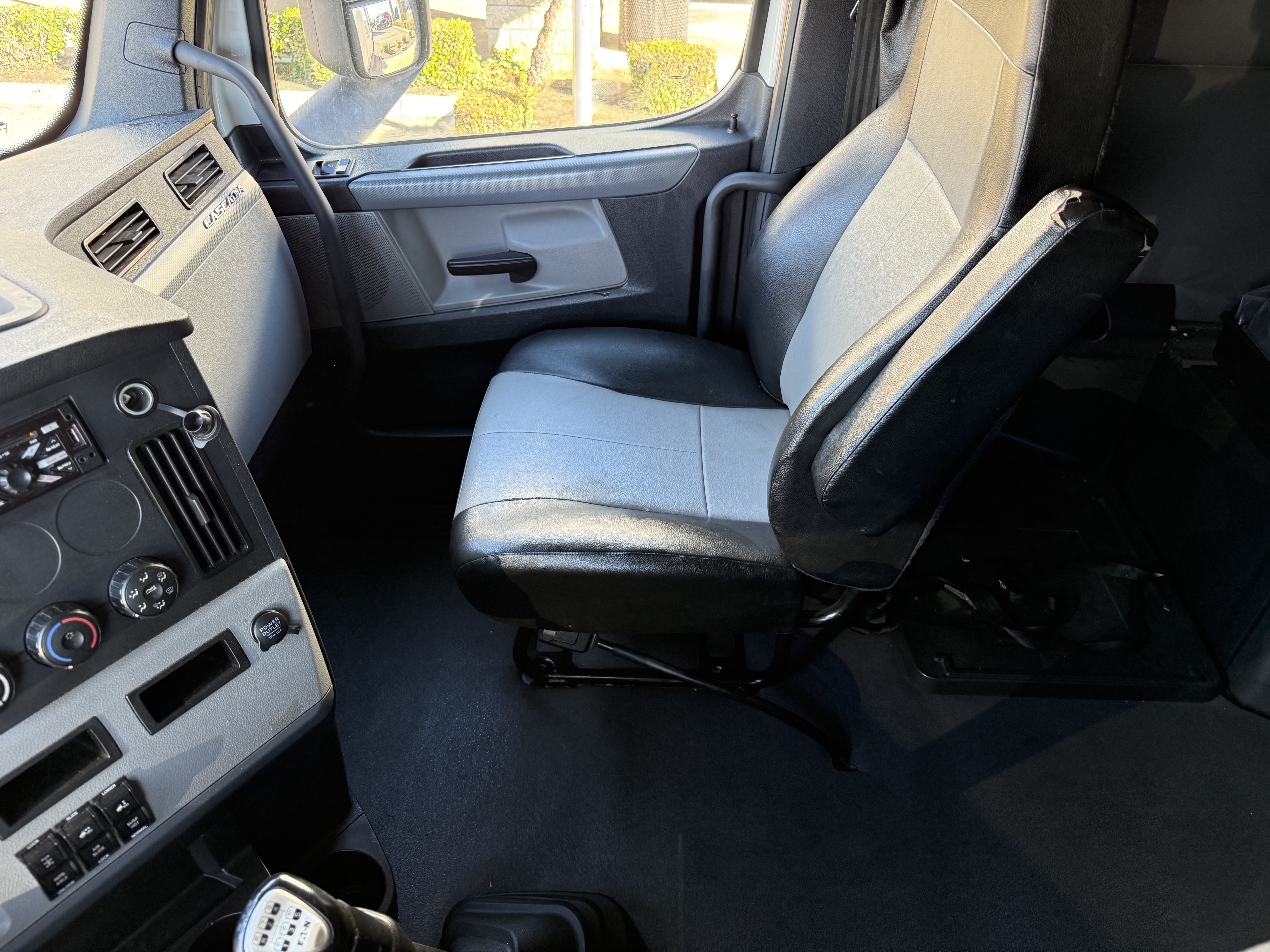 2021 FREIGHTLINER CASCADIA 126SLP - image 18