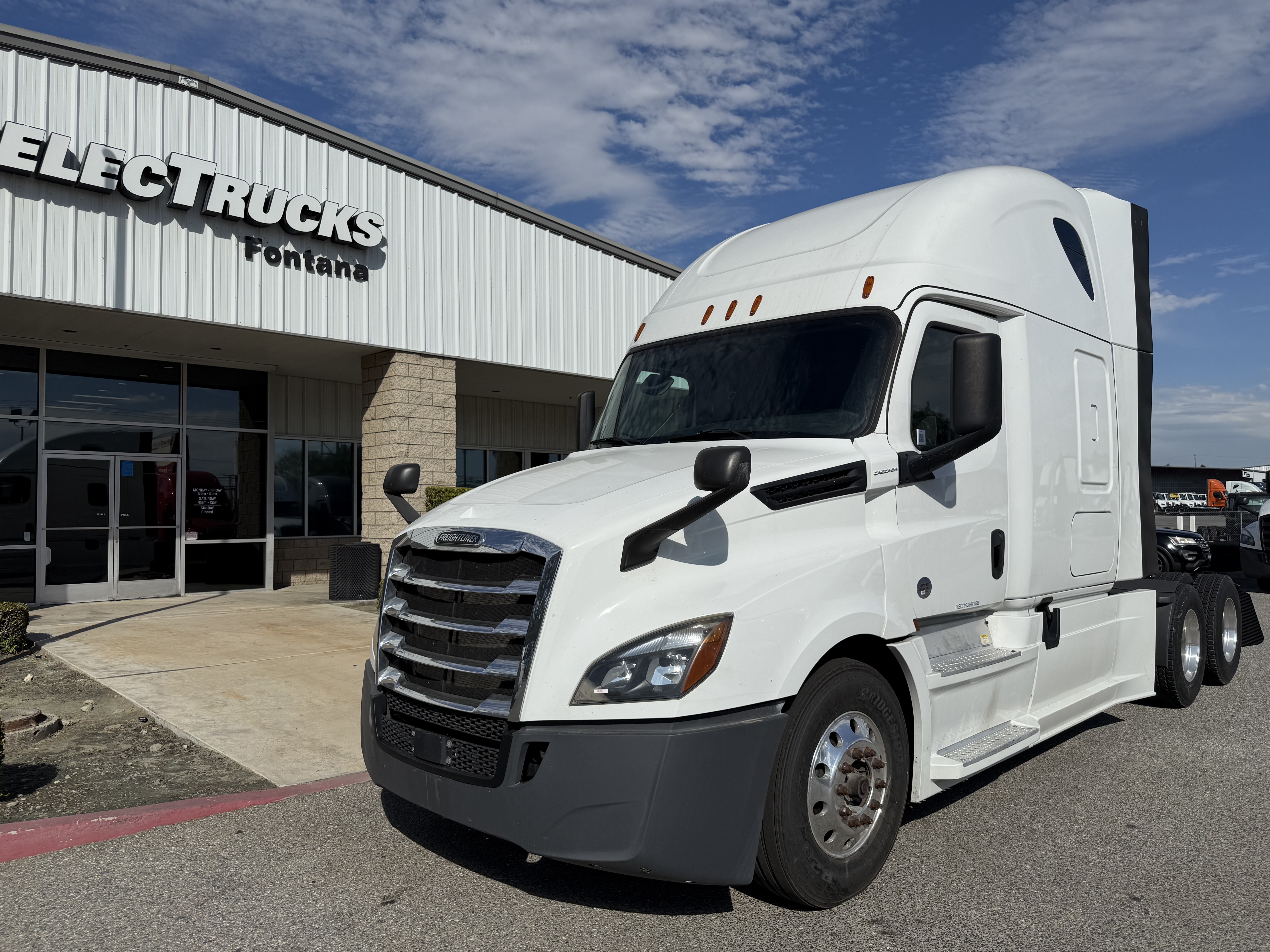 2020 FREIGHTLINER CASCADIA 126SLP - image 1