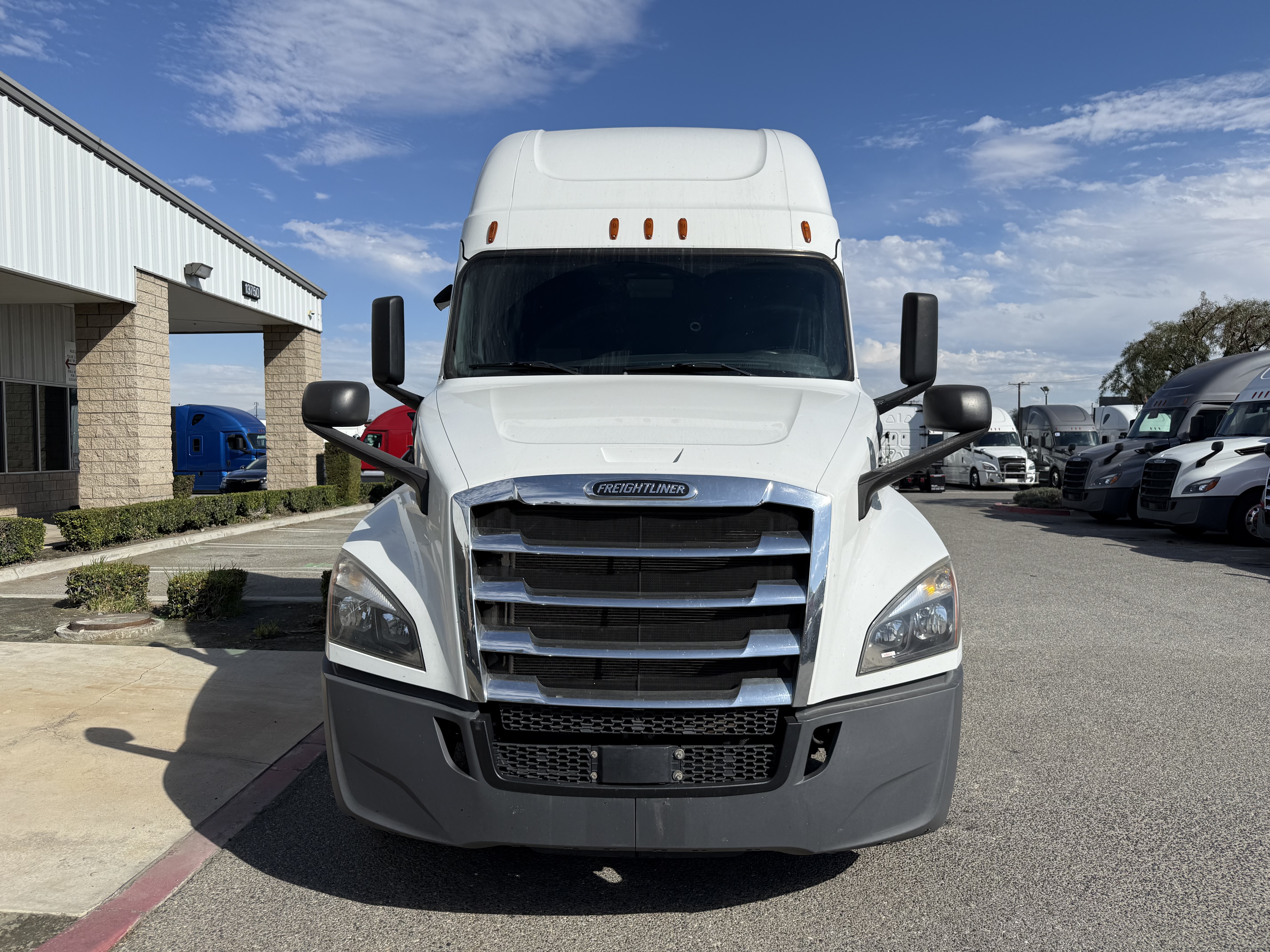 2020 FREIGHTLINER CASCADIA 126SLP - image 2