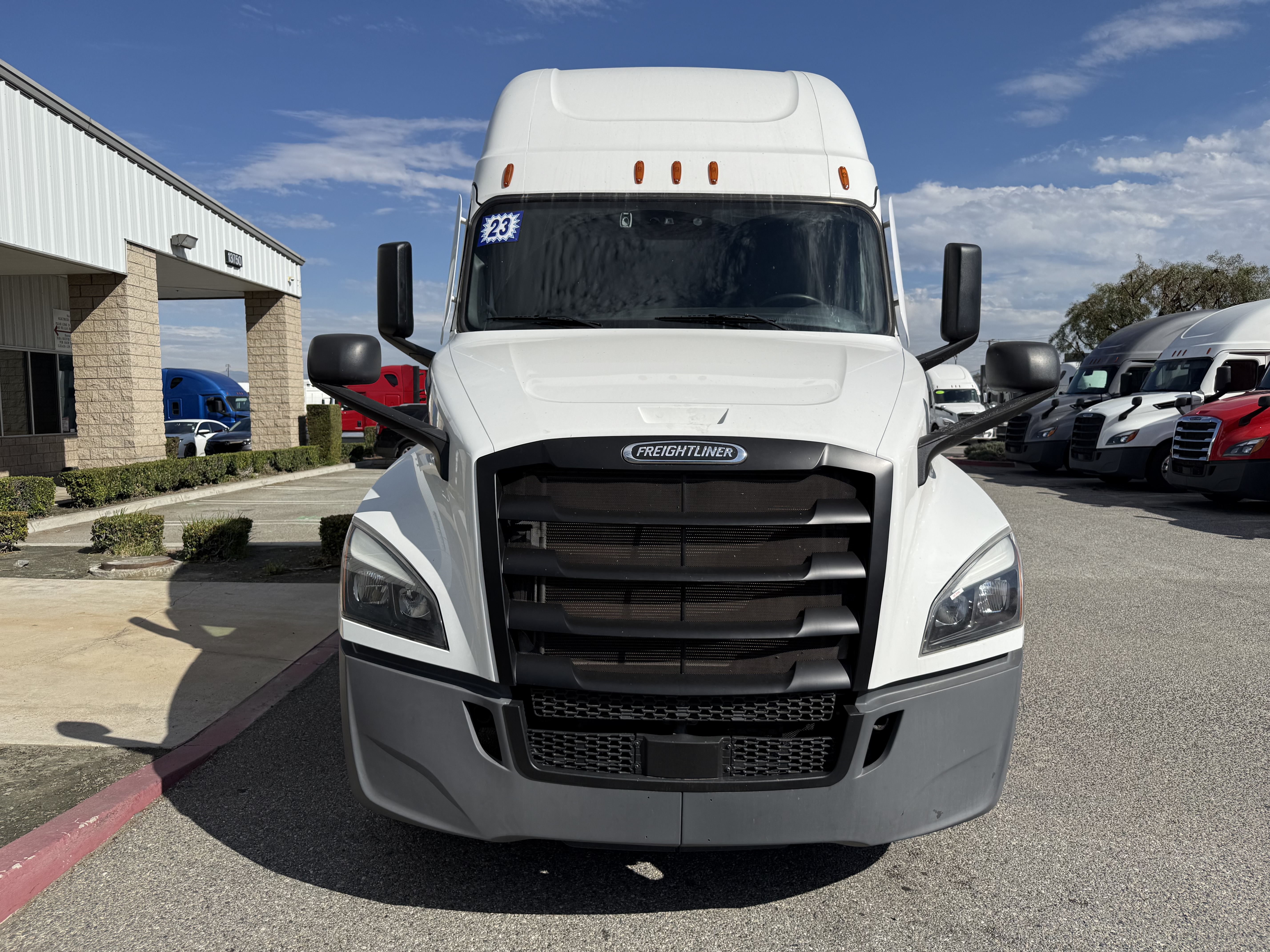 2023 FREIGHTLINER CASCADIA 126SLP - image 2
