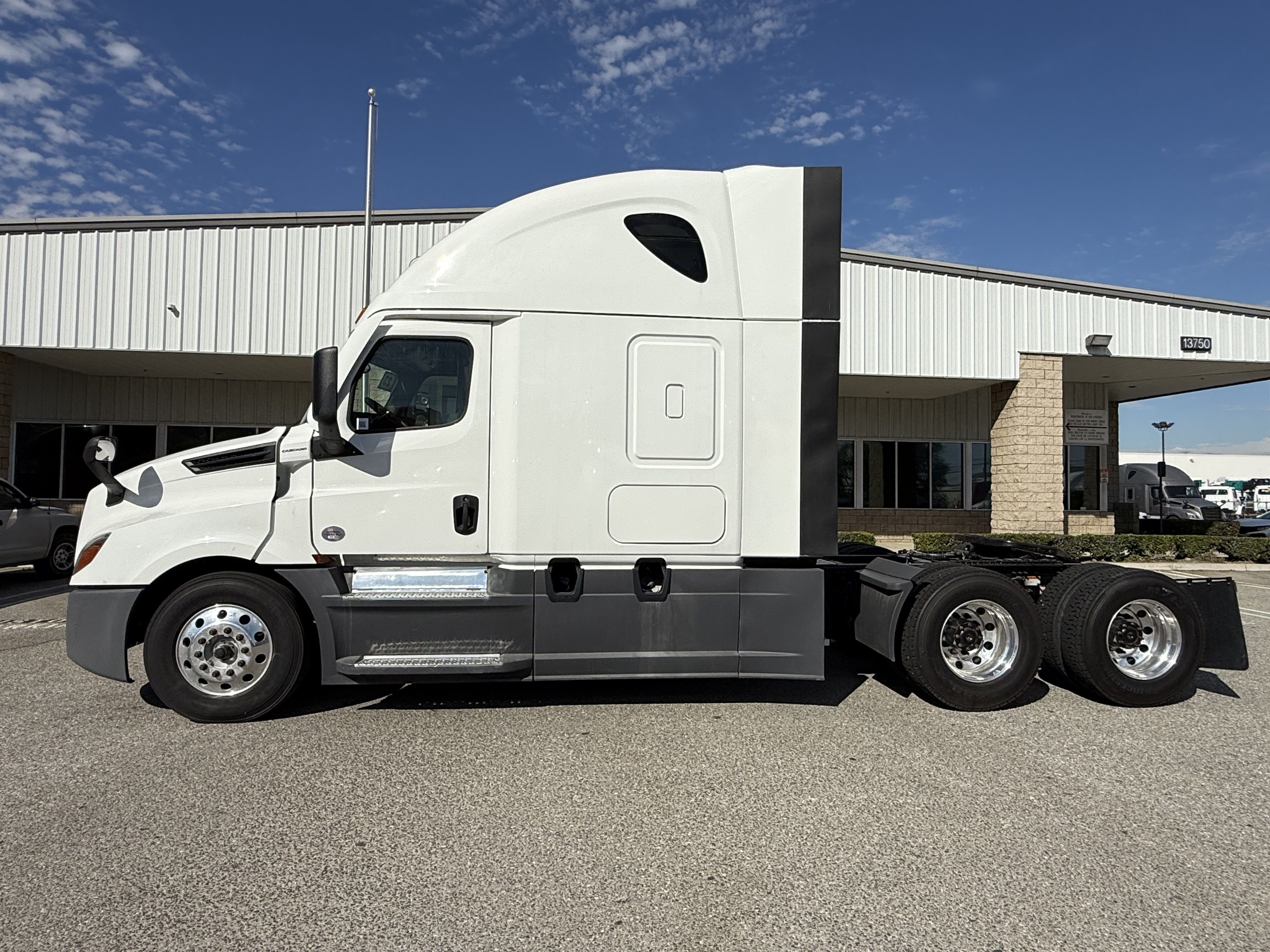 2023 FREIGHTLINER CASCADIA 126SLP - image 3