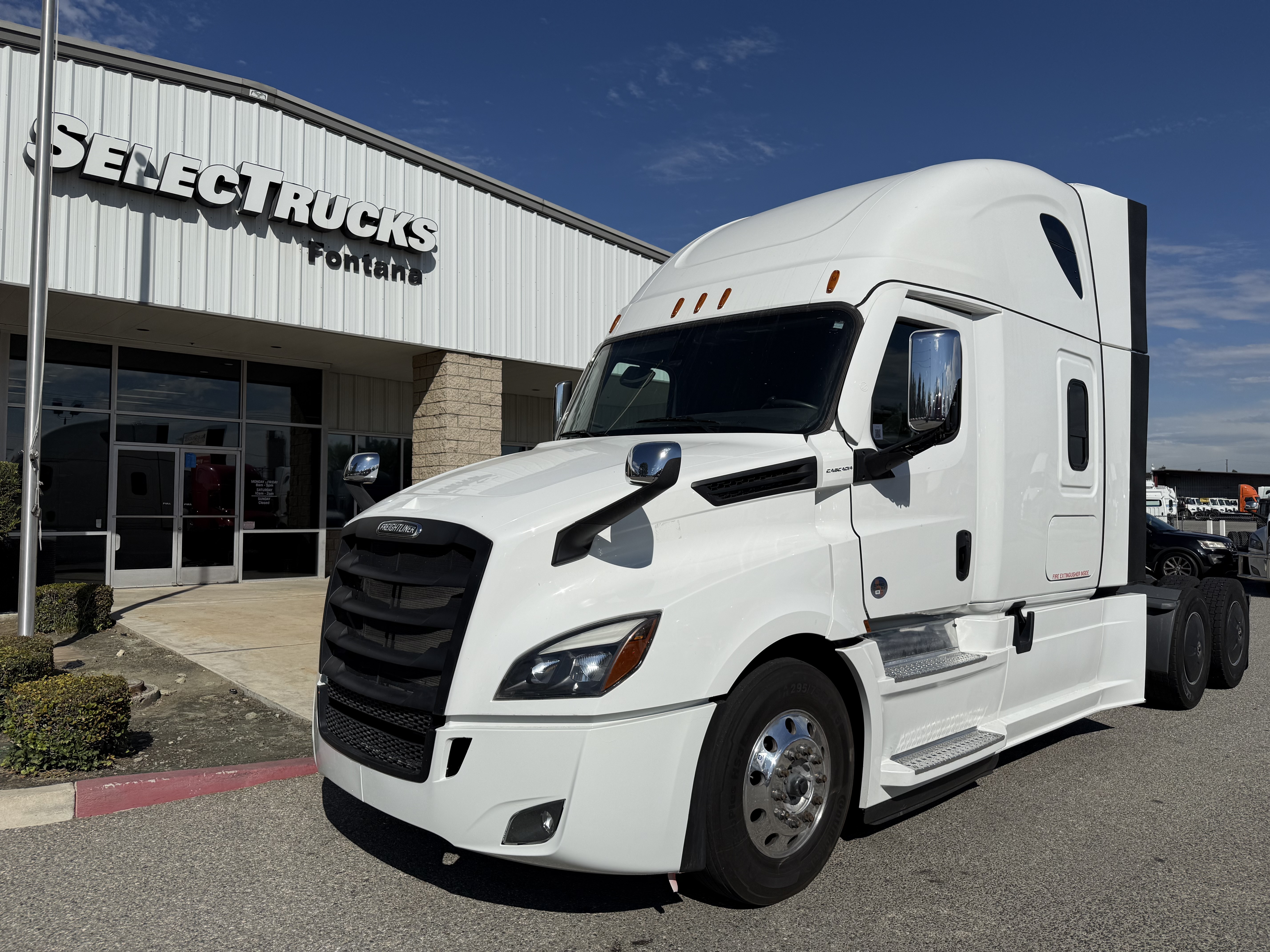 2023 FREIGHTLINER CASCADIA 126SLP - image 1