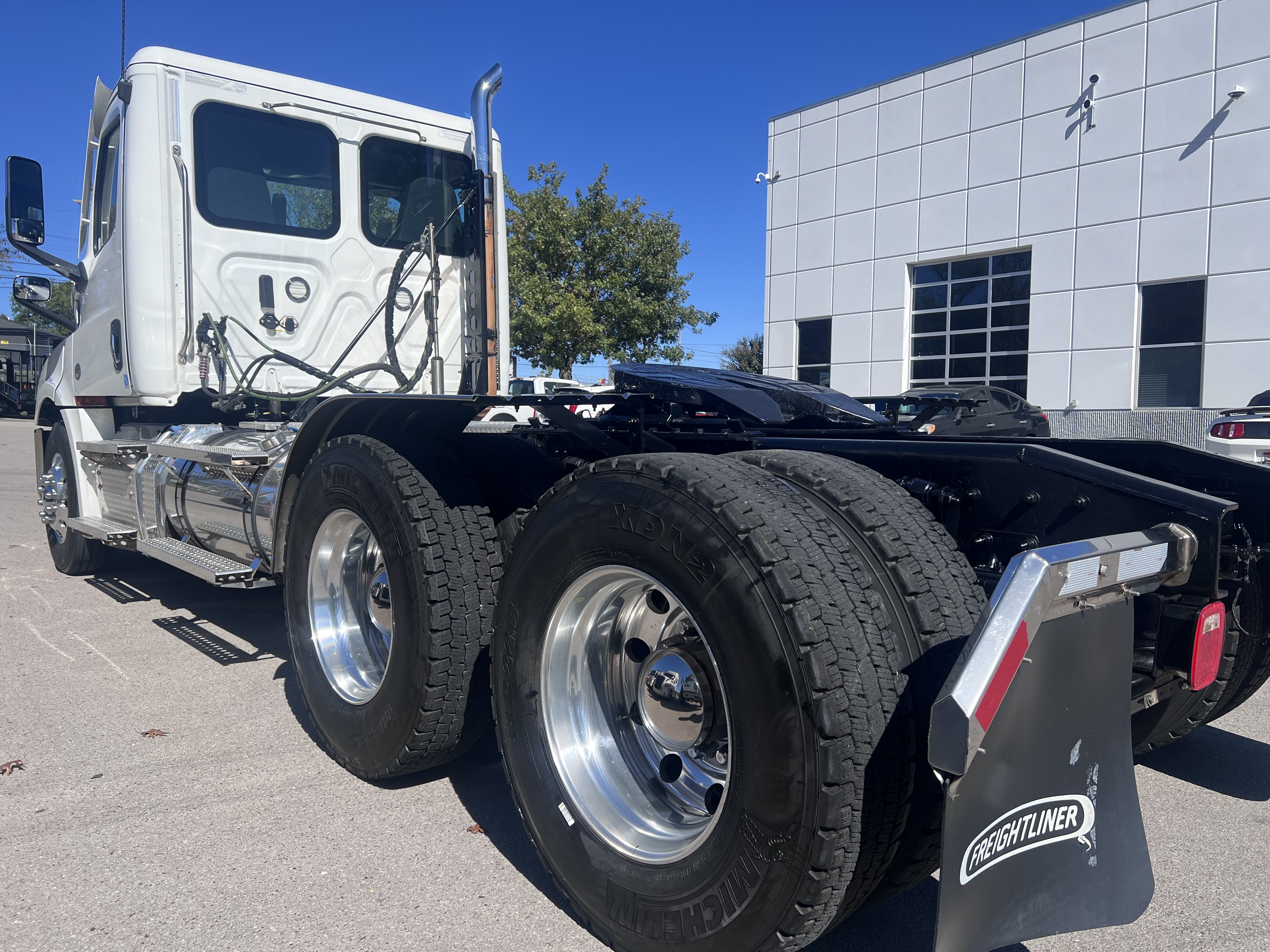 2022 FREIGHTLINER CASCADIA 126DC - image 4