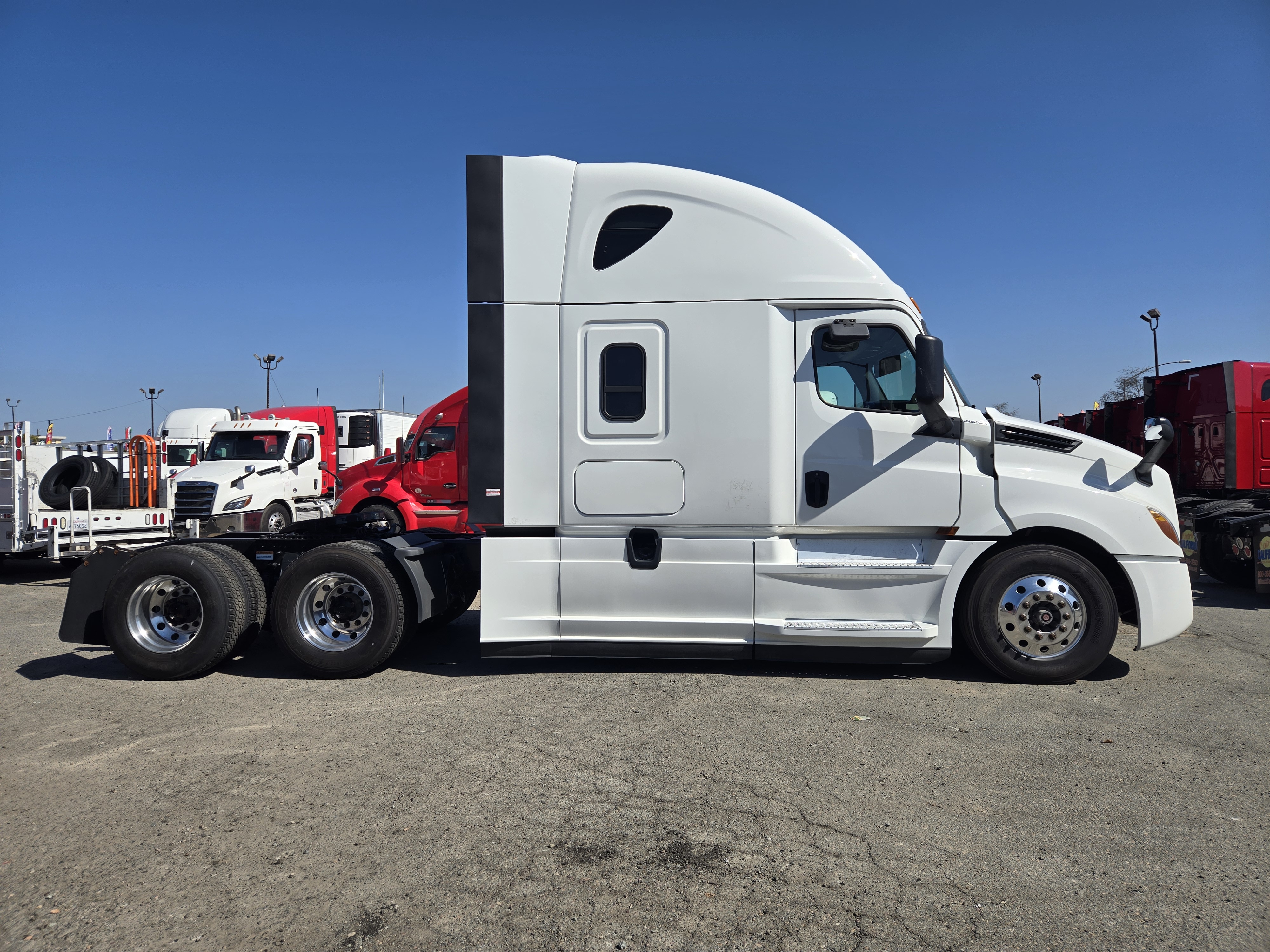2020 FREIGHTLINER CASCADIA 126SLP - image 3
