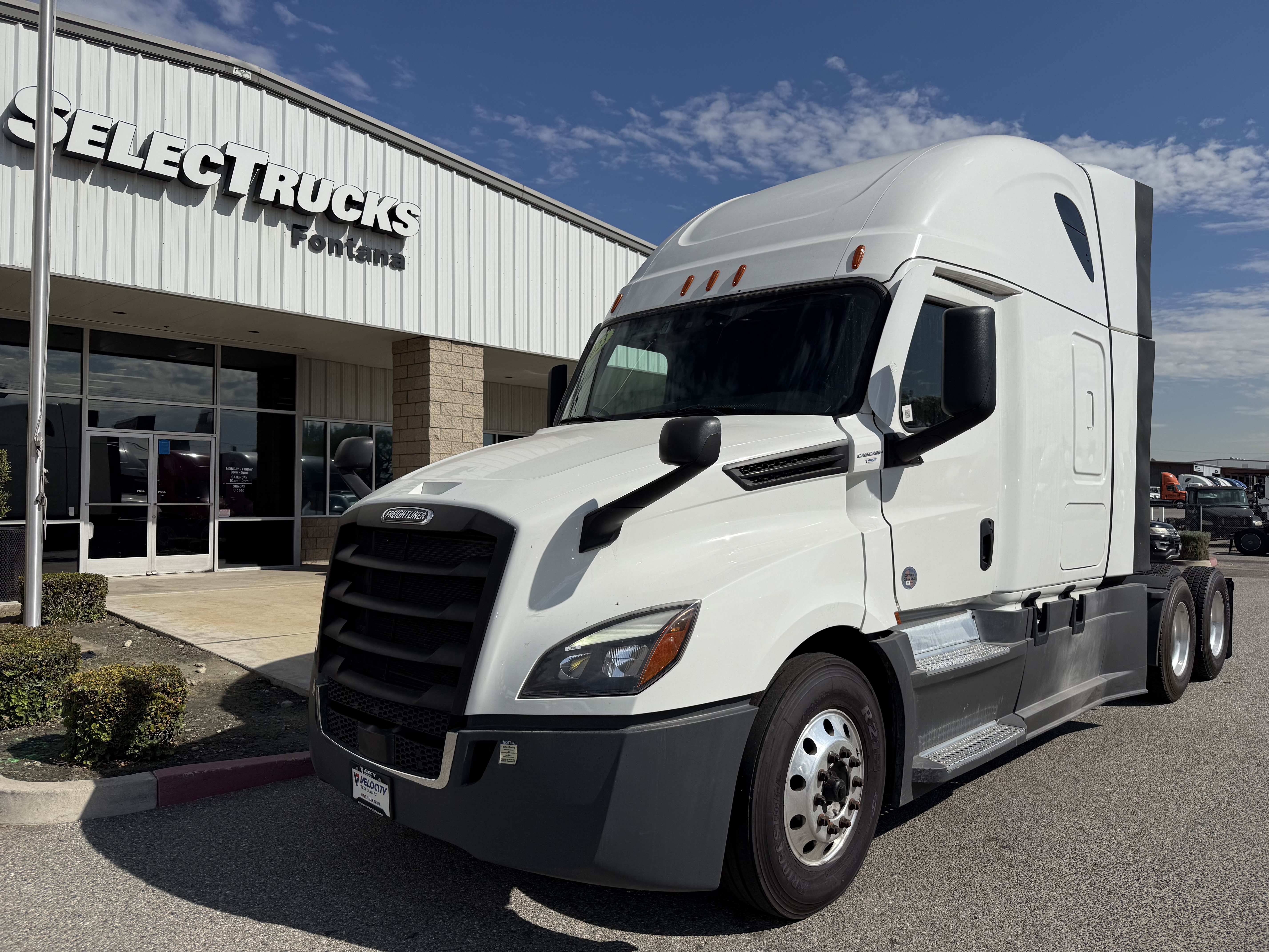 2023 FREIGHTLINER CASCADIA 126SLP - image 1