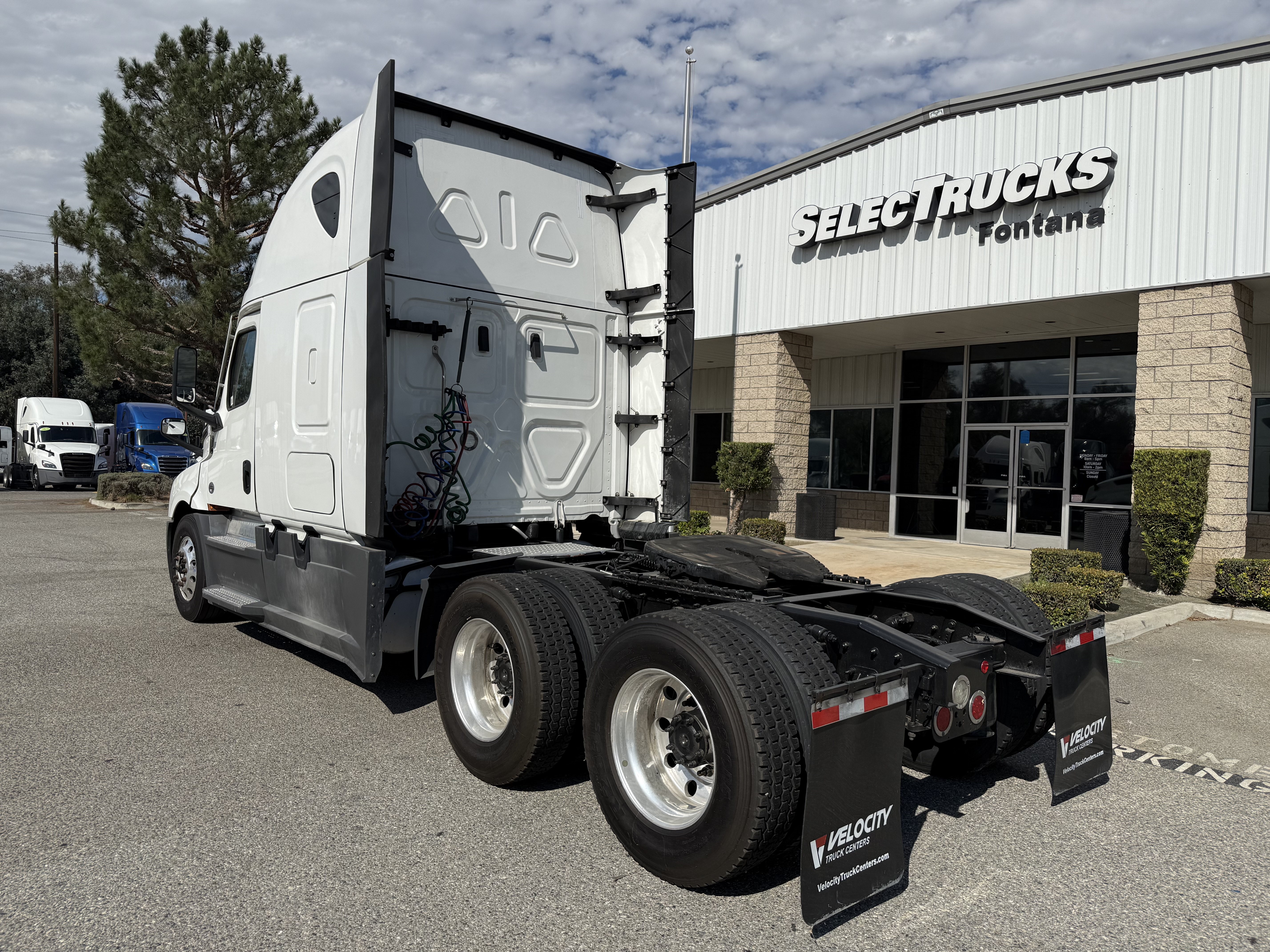 2023 FREIGHTLINER CASCADIA 126SLP - image 4