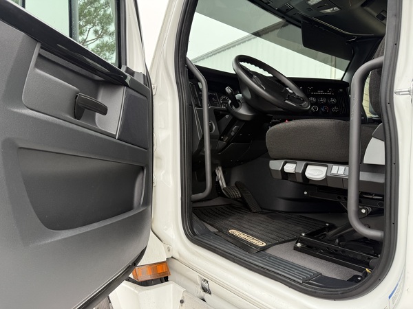 FREIGHTLINER CASCADIA 126SLP 2024