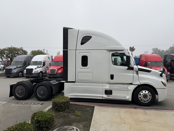 FREIGHTLINER CASCADIA 126SLP 2024
