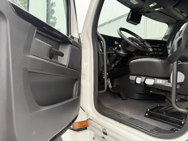 FREIGHTLINER CASCADIA 126SLP 2024