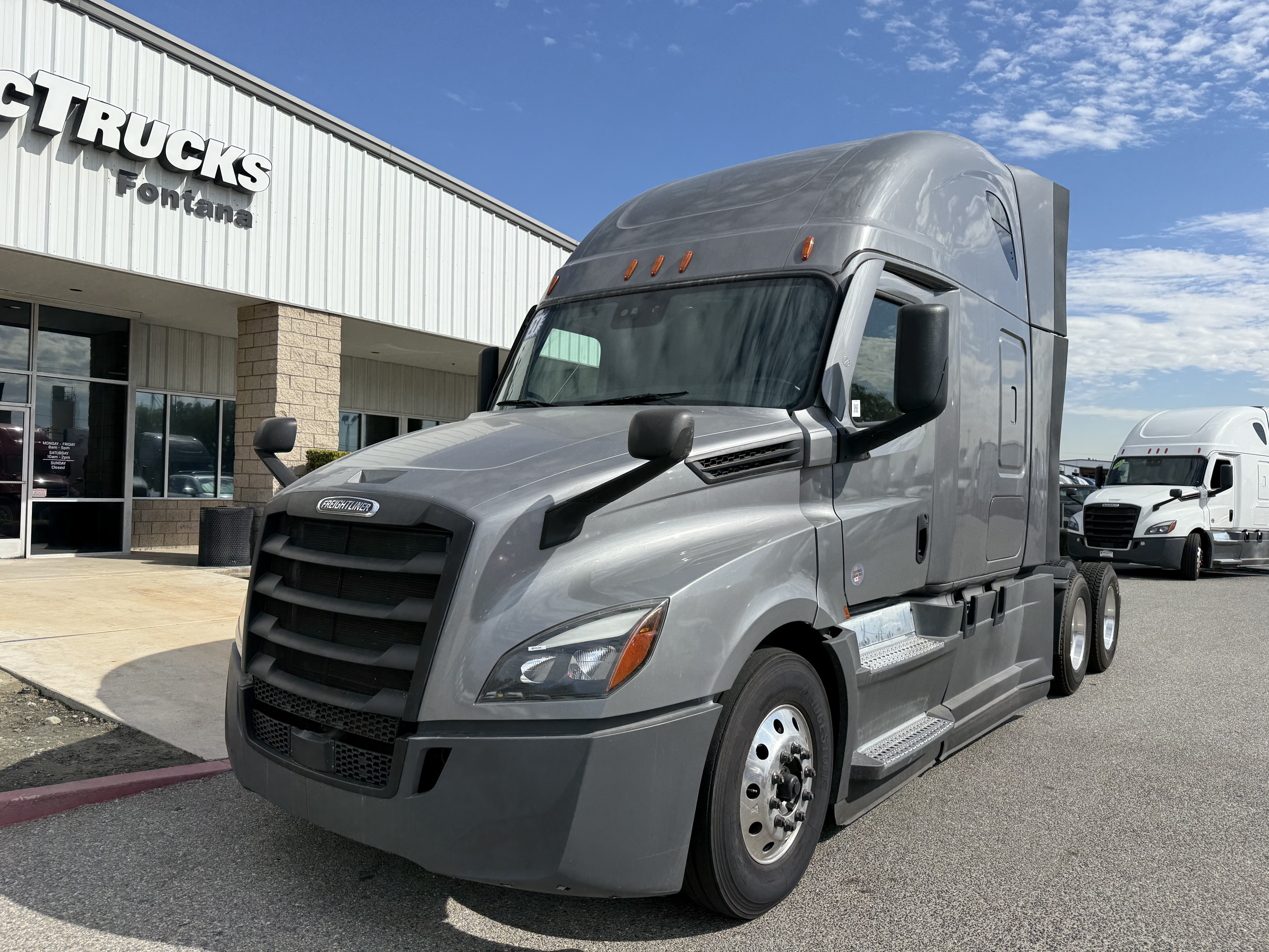 2021 FREIGHTLINER CASCADIA 126SLP - image 1