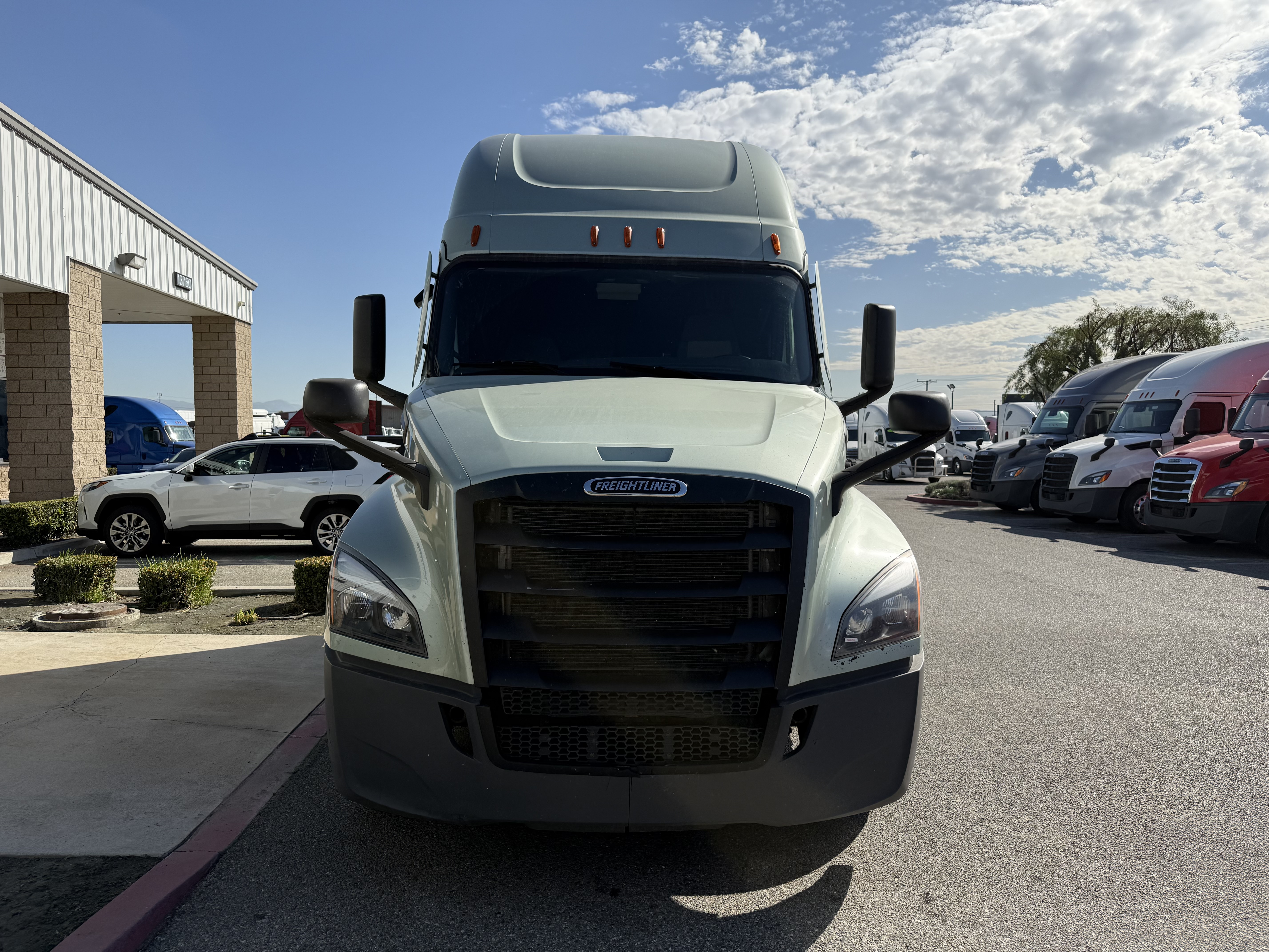 2022 FREIGHTLINER CASCADIA 126SLP - image 2