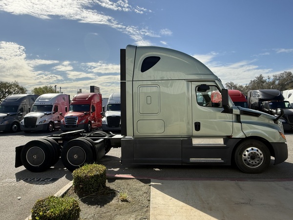 FREIGHTLINER CASCADIA 126SLP 2022