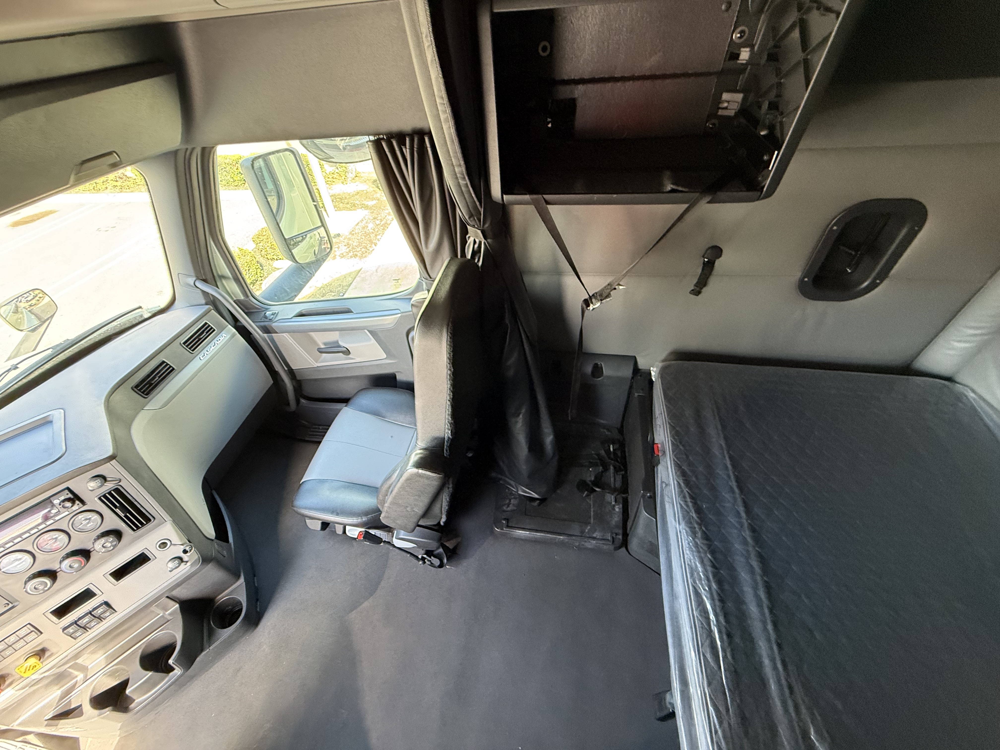 2022 FREIGHTLINER CASCADIA 126SLP - image 17