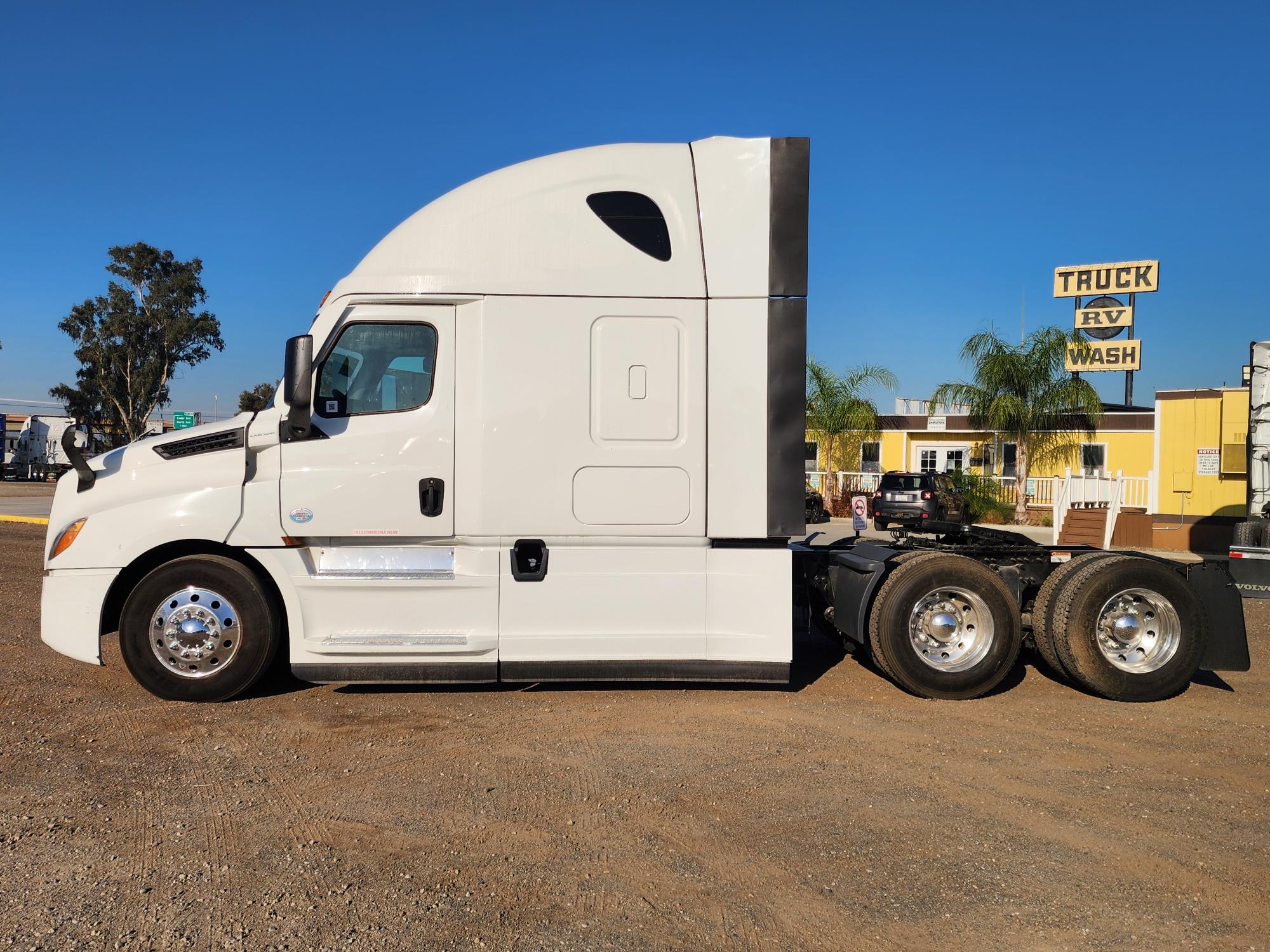 2020 FREIGHTLINER CASCADIA 126SLP - image 3