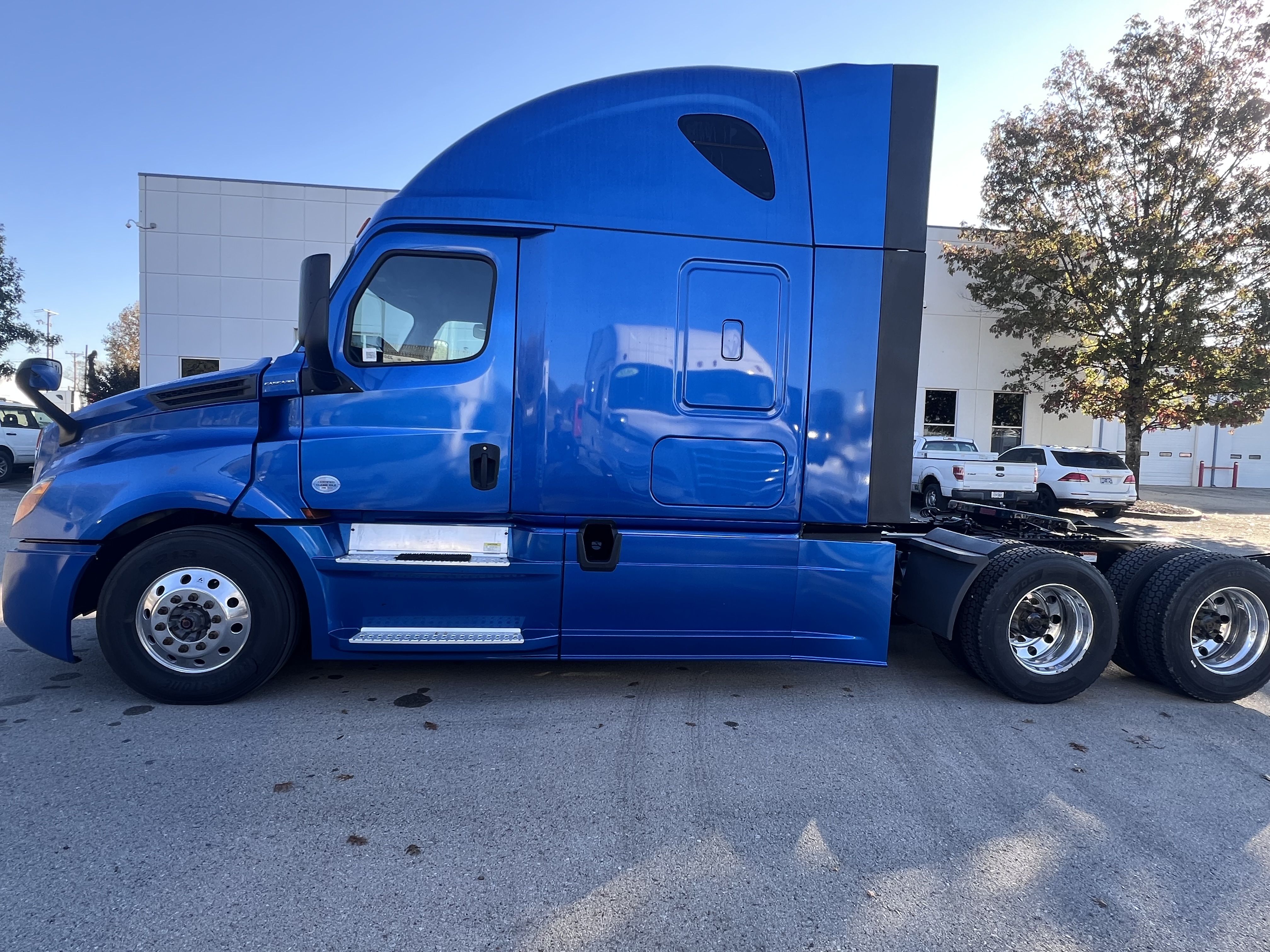 2020 FREIGHTLINER CASCADIA 126SLP - image 2