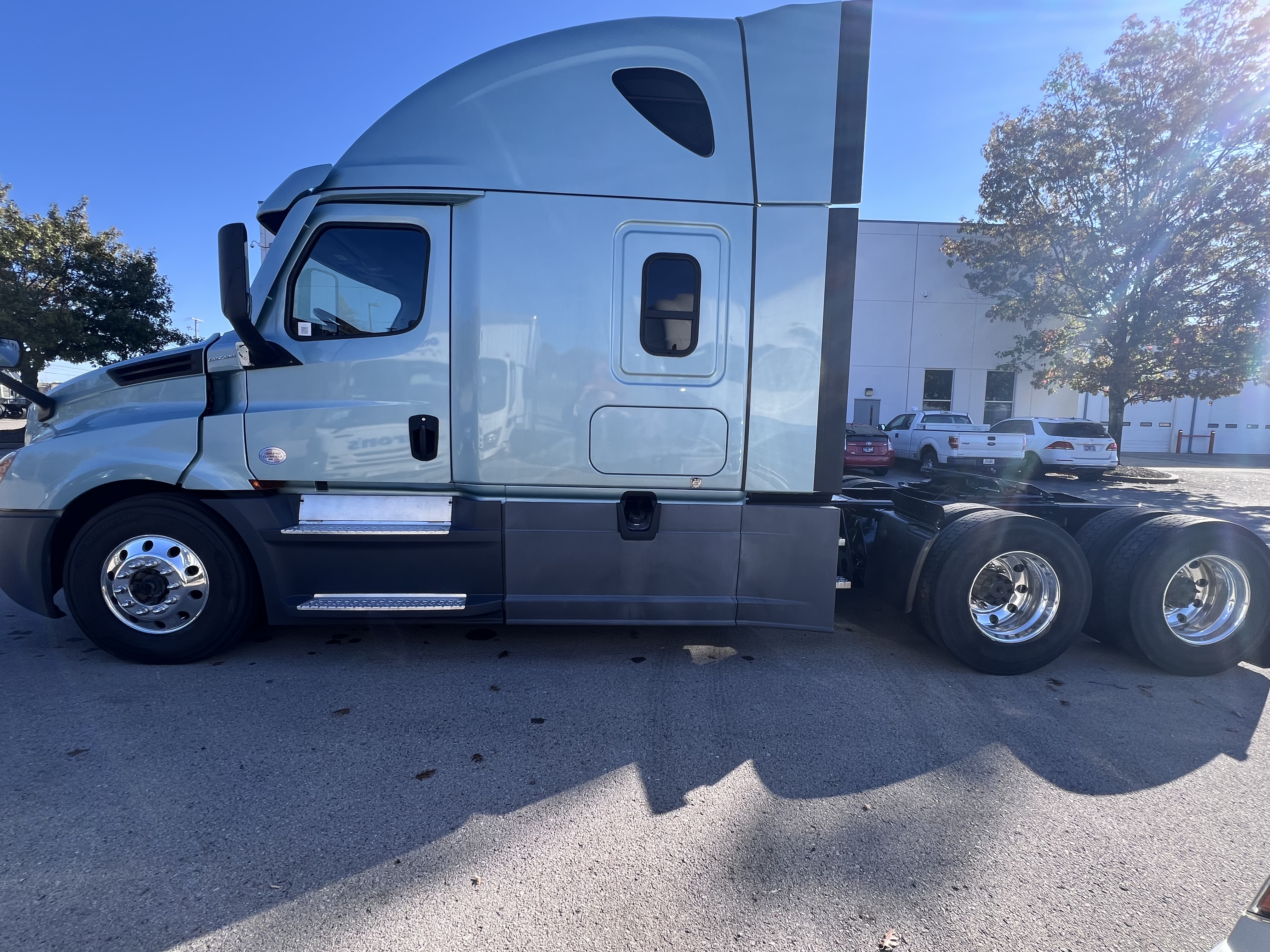 2021 FREIGHTLINER CASCADIA 126SLP - image 2