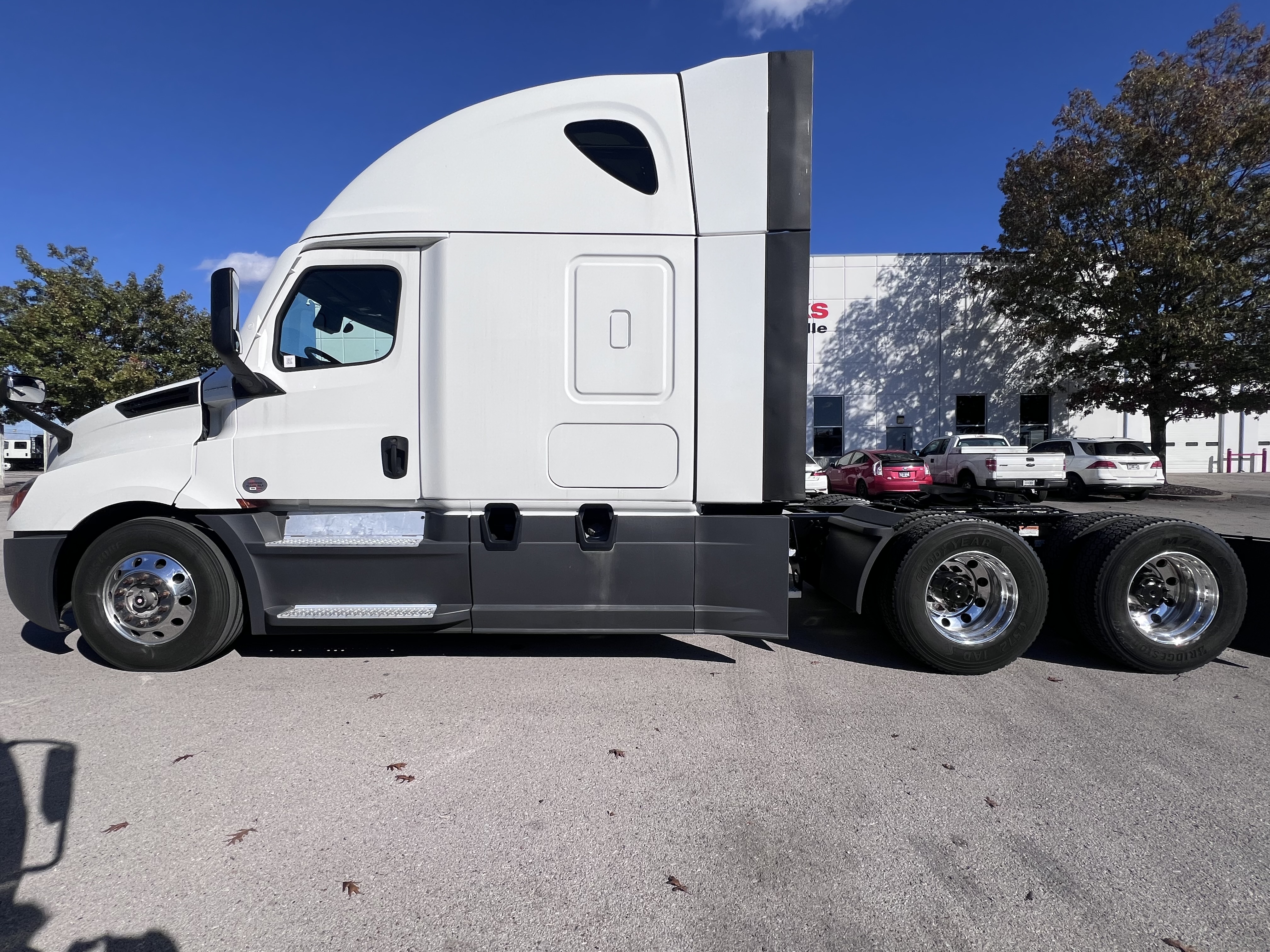 2023 FREIGHTLINER CASCADIA 126SLP - image 2