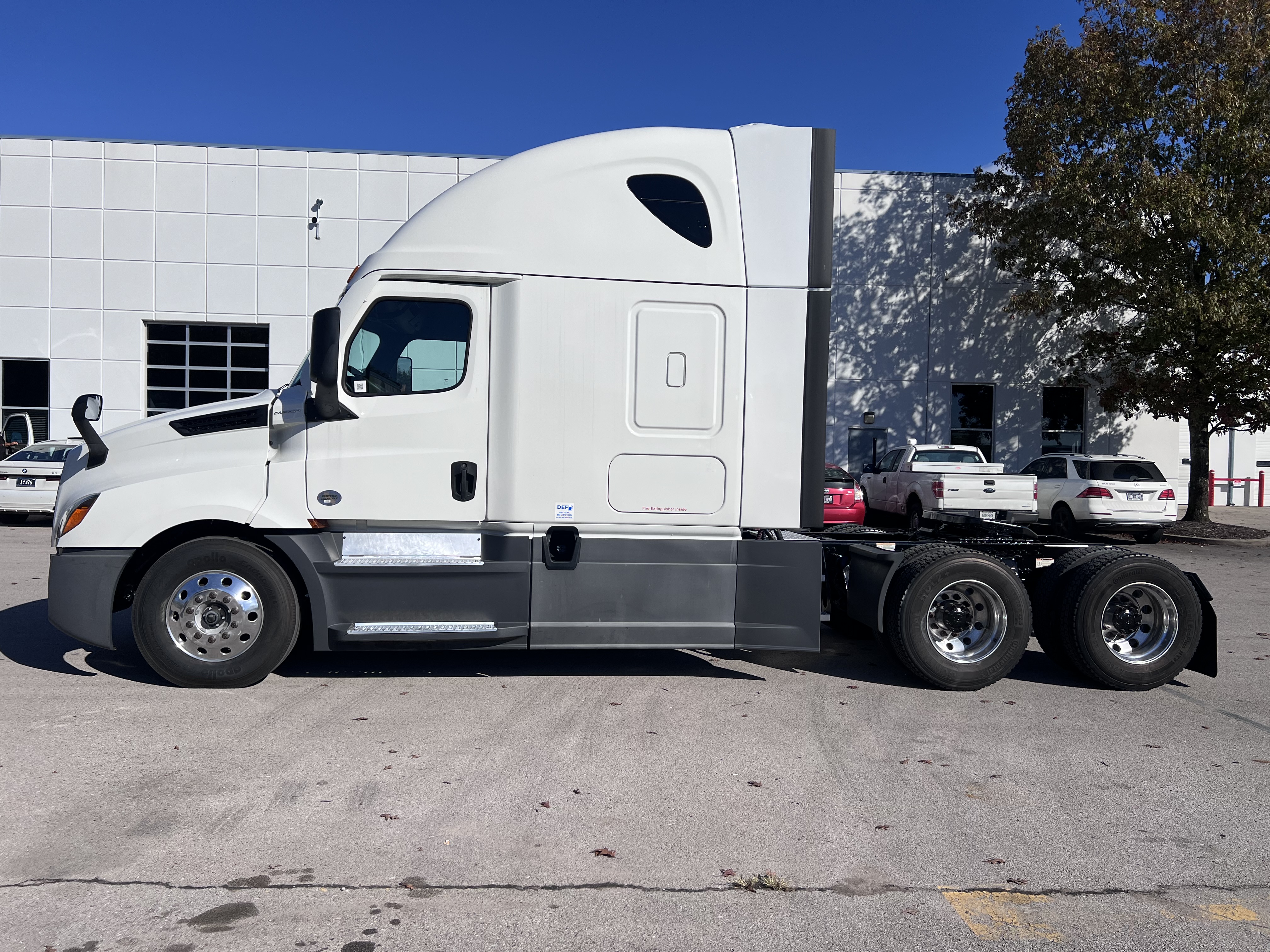 2022 FREIGHTLINER CASCADIA 126SLP - image 2