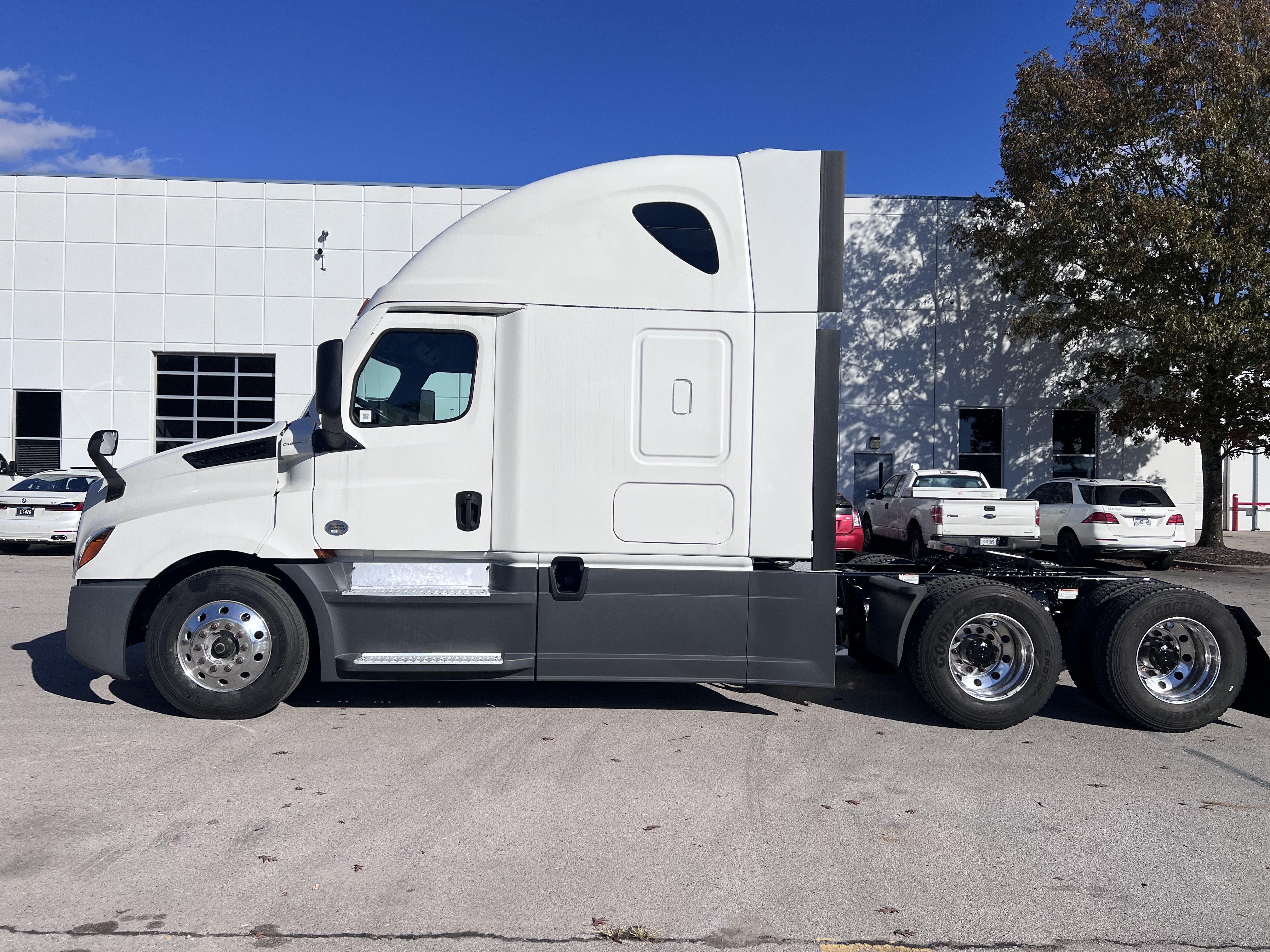 2022 FREIGHTLINER CASCADIA 126SLP - image 2