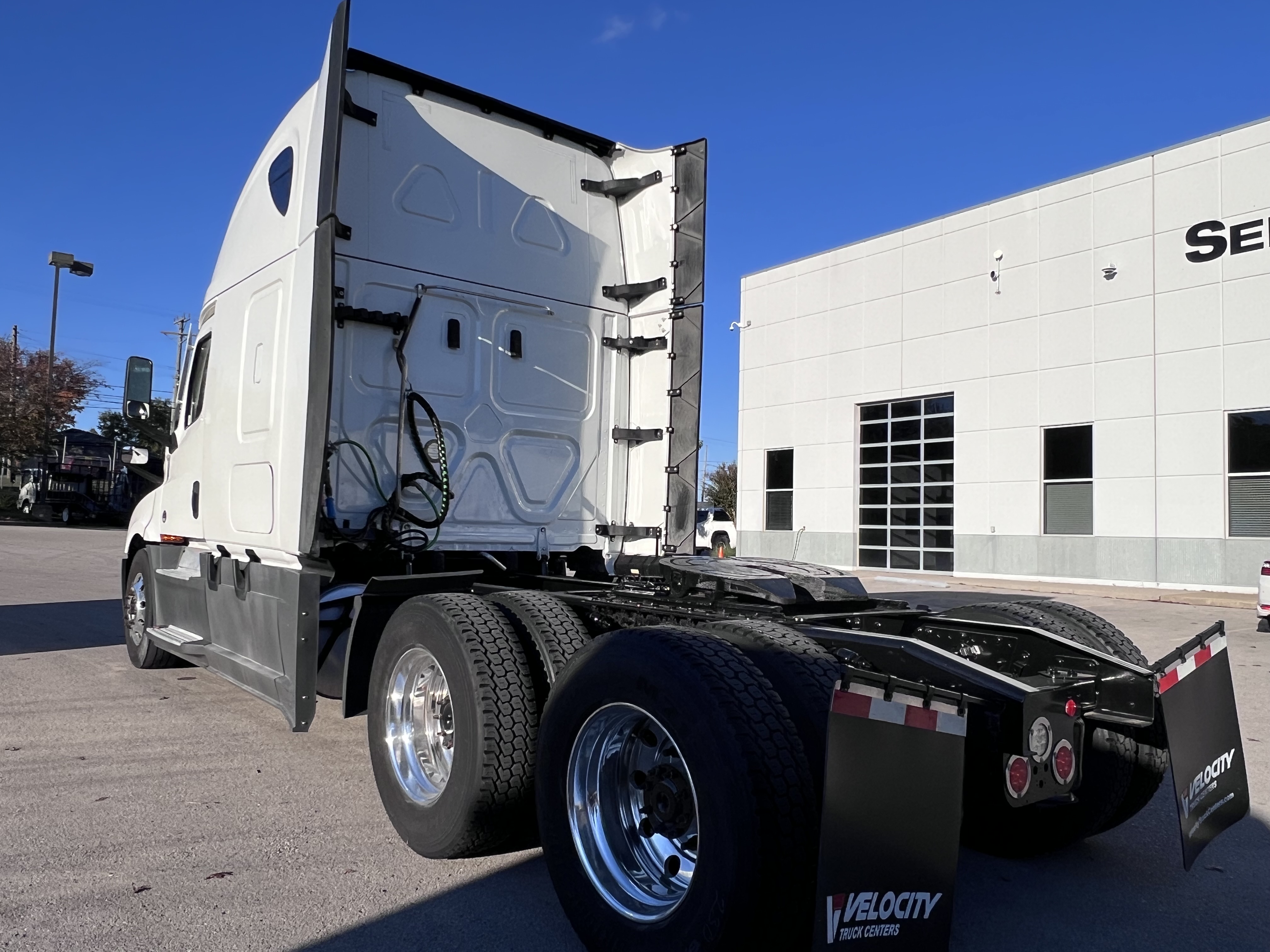 2023 FREIGHTLINER CASCADIA 126SLP - image 4