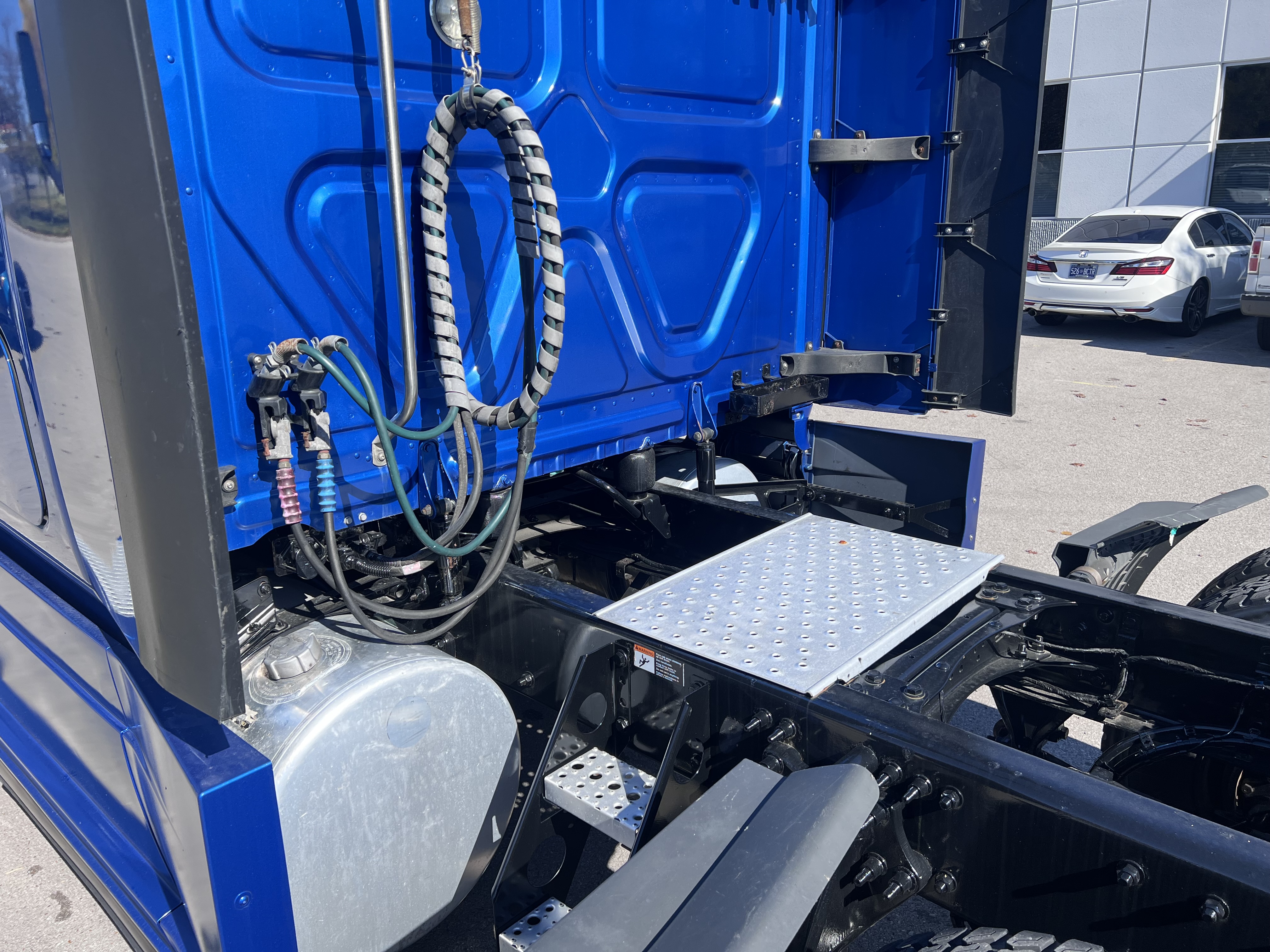 2020 FREIGHTLINER CASCADIA 126SLP - image 3