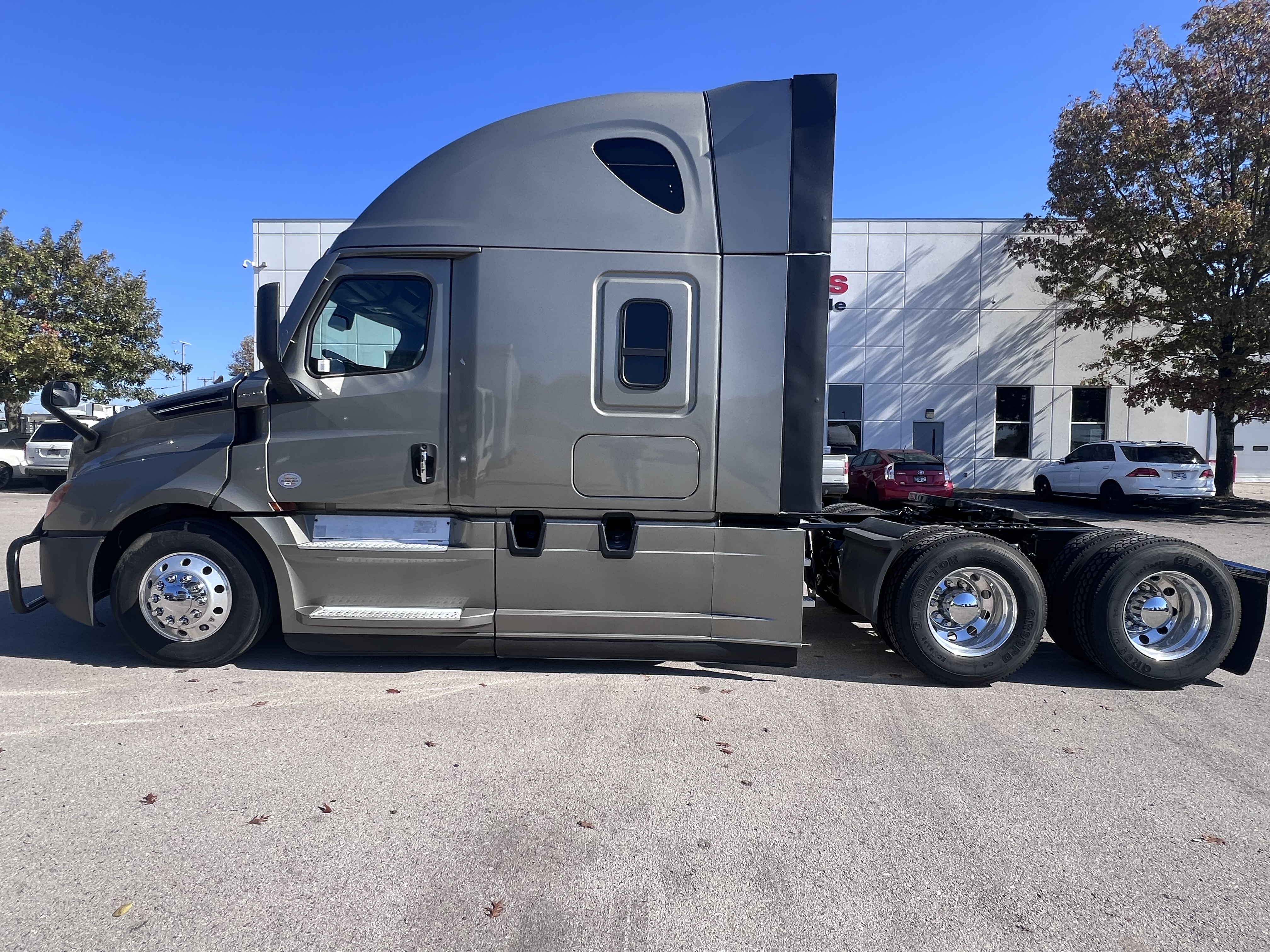2020 FREIGHTLINER CASCADIA 126SLP - image 2