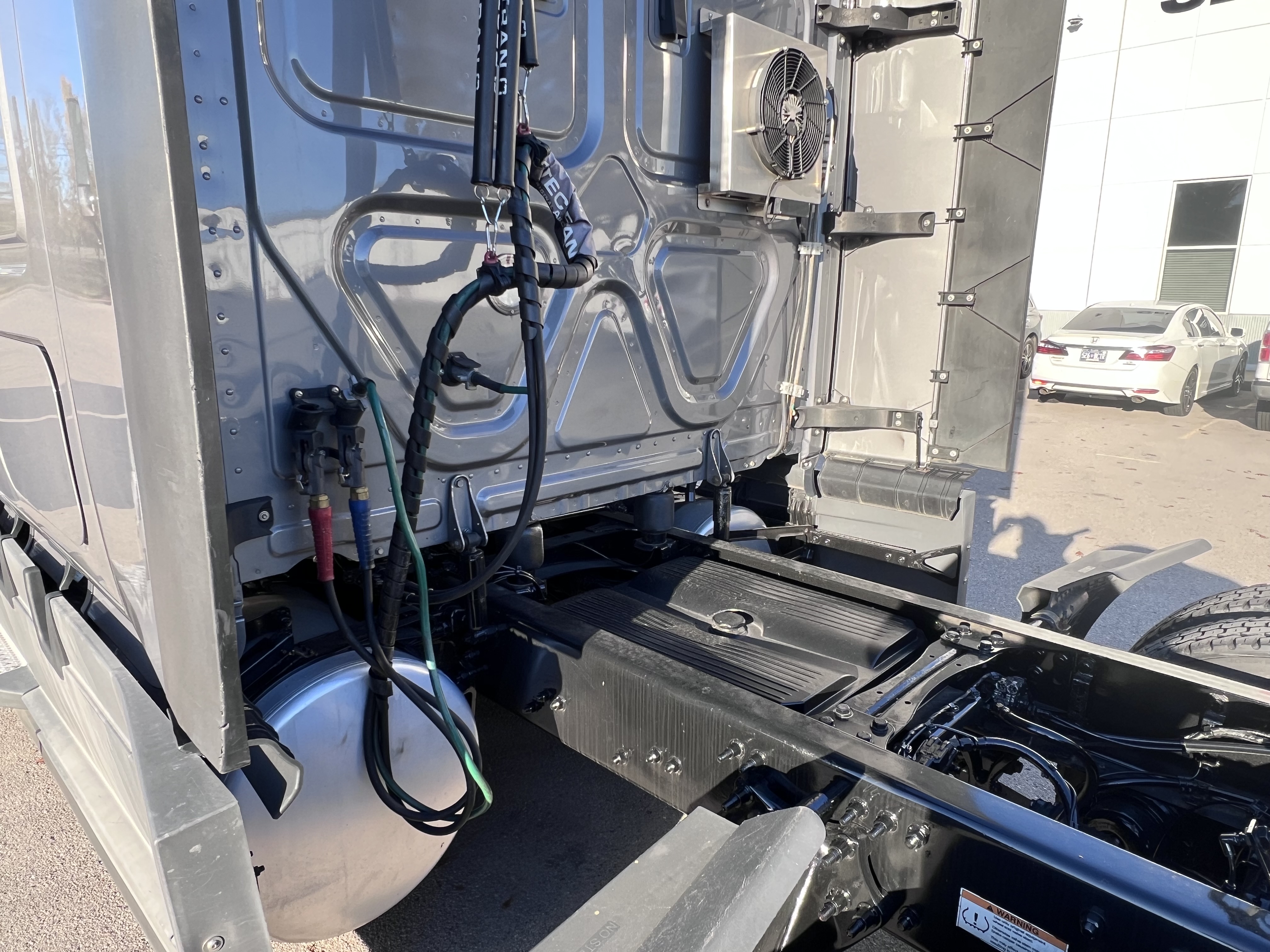 2021 FREIGHTLINER CASCADIA 126SLP - image 3