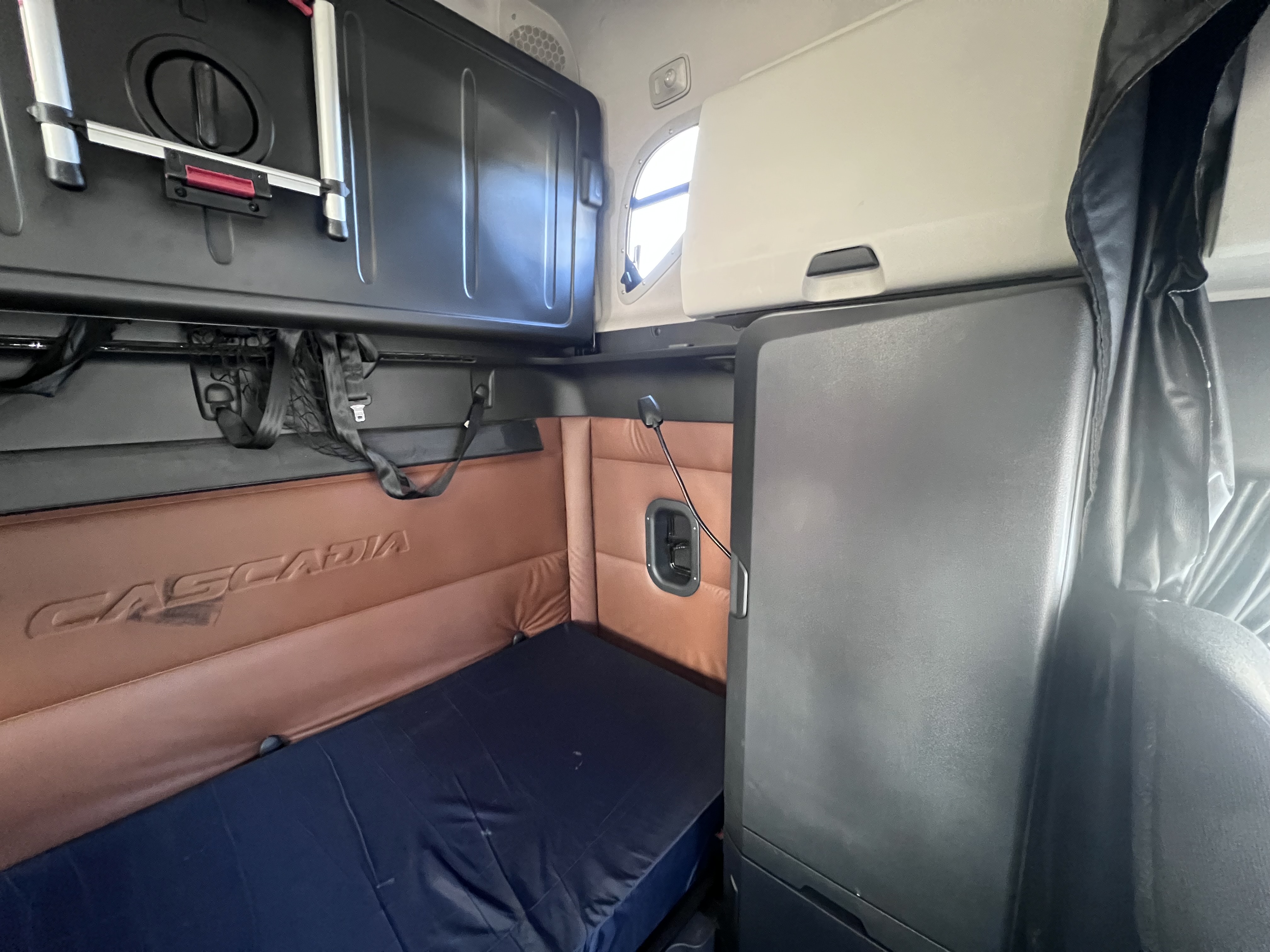 2021 FREIGHTLINER CASCADIA 126SLP - image 23