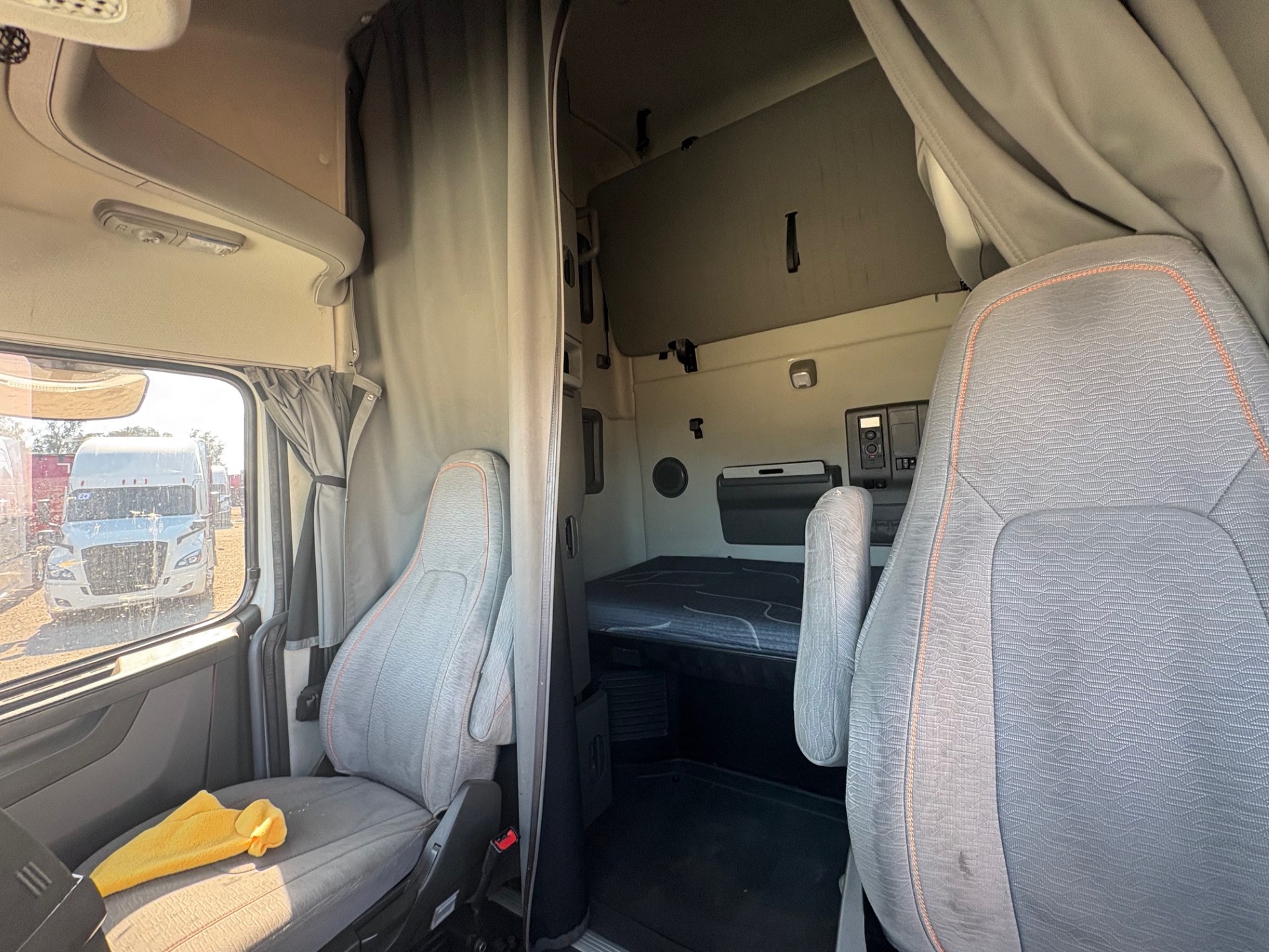 2020 VOLVO VNL760 - image 17