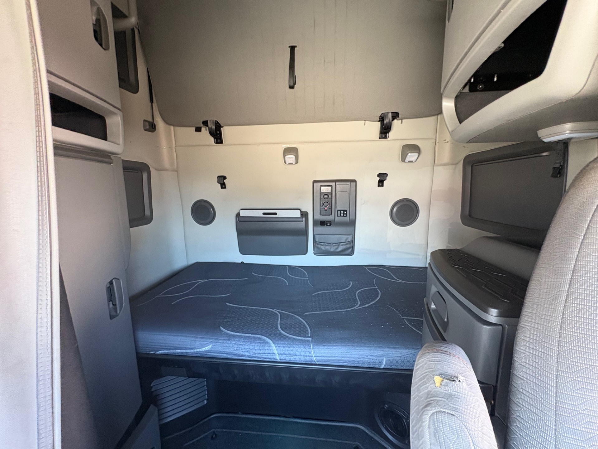 2020 VOLVO VNL760 - image 18