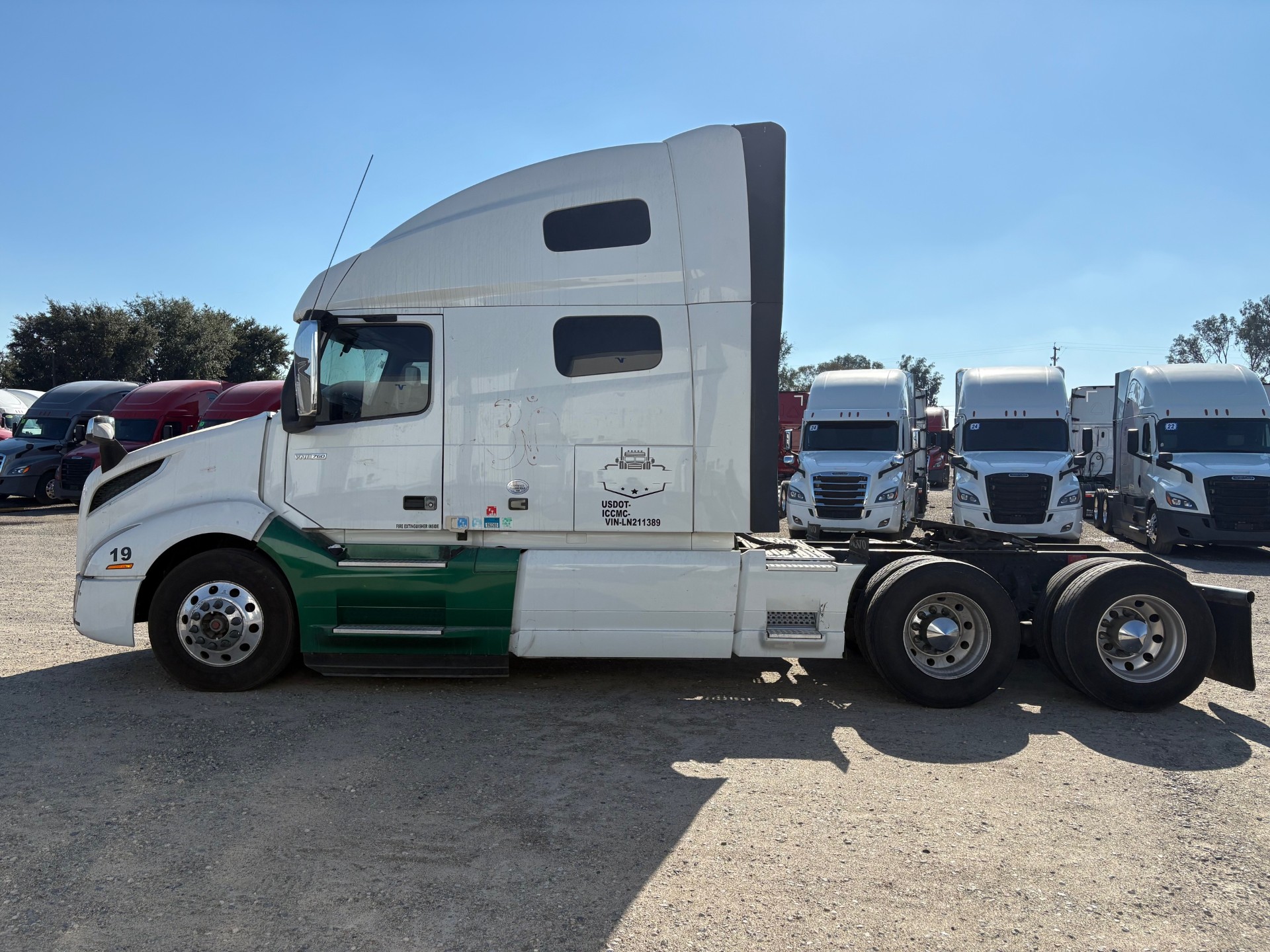 2020 VOLVO VNL760 - image 5