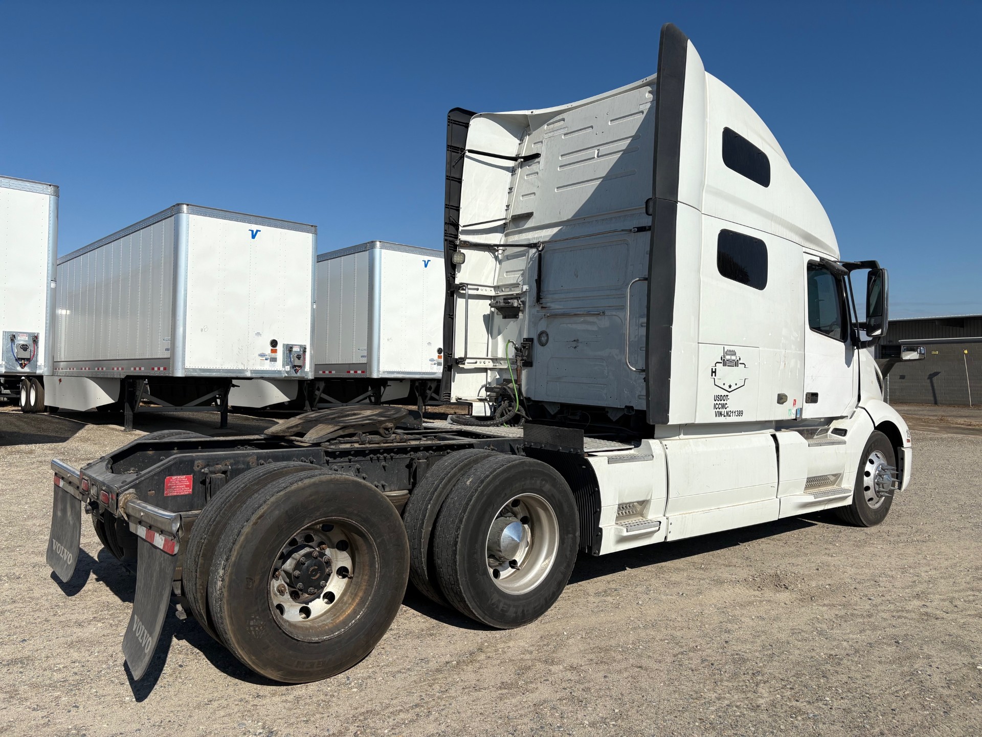 2020 VOLVO VNL760 - image 4