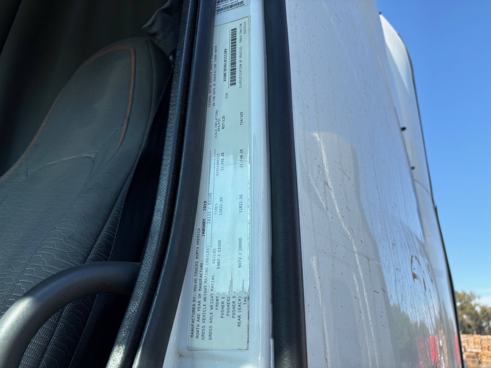 2020 VOLVO VNL760 - image 7