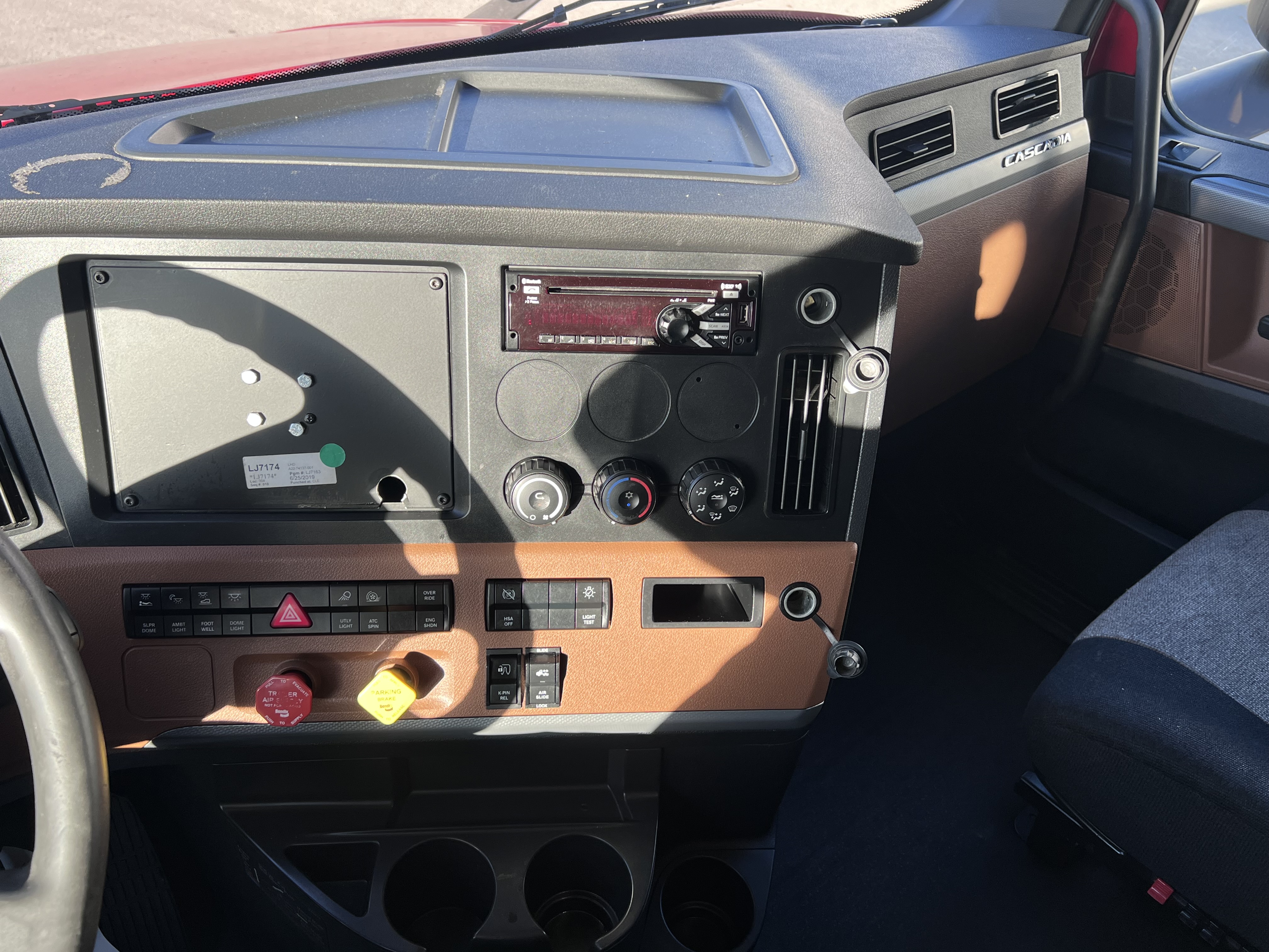 2020 FREIGHTLINER CASCADIA 126SLP - image 19