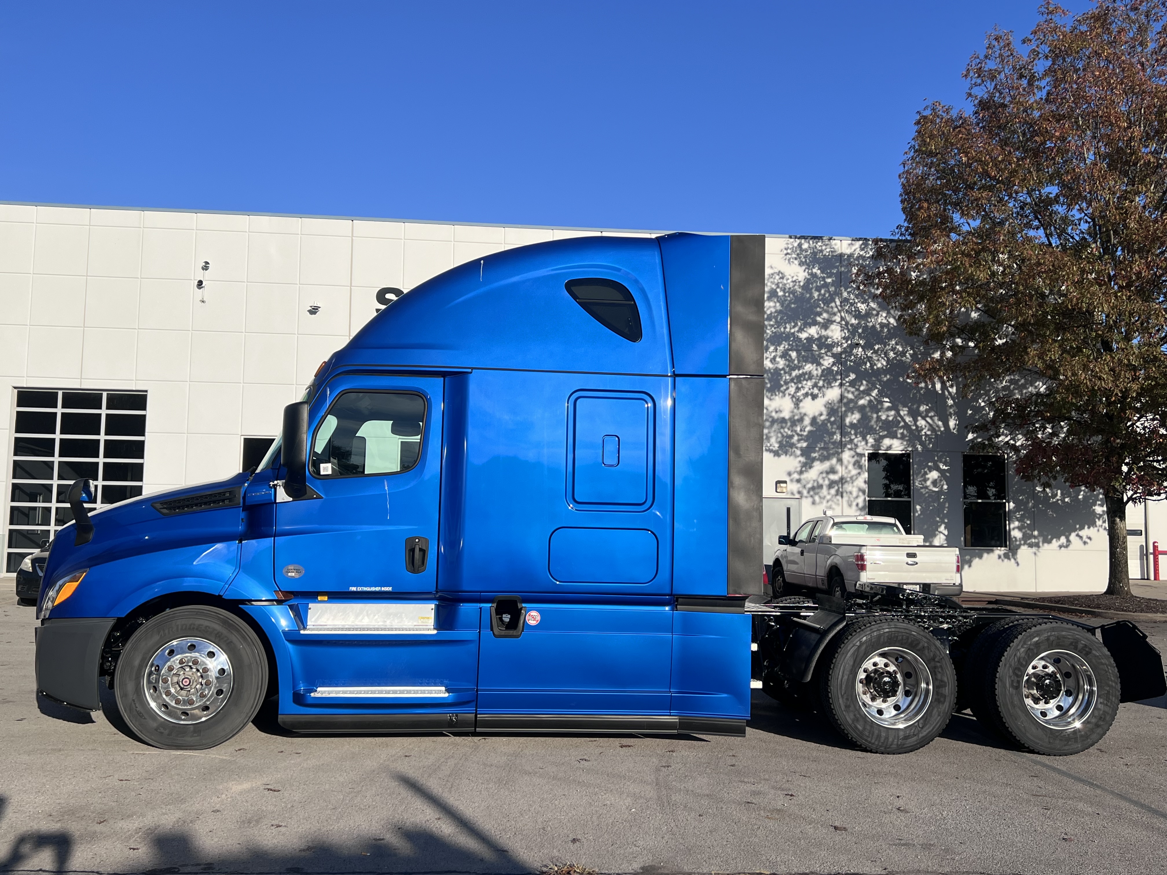 2020 FREIGHTLINER CASCADIA 126SLP - image 2