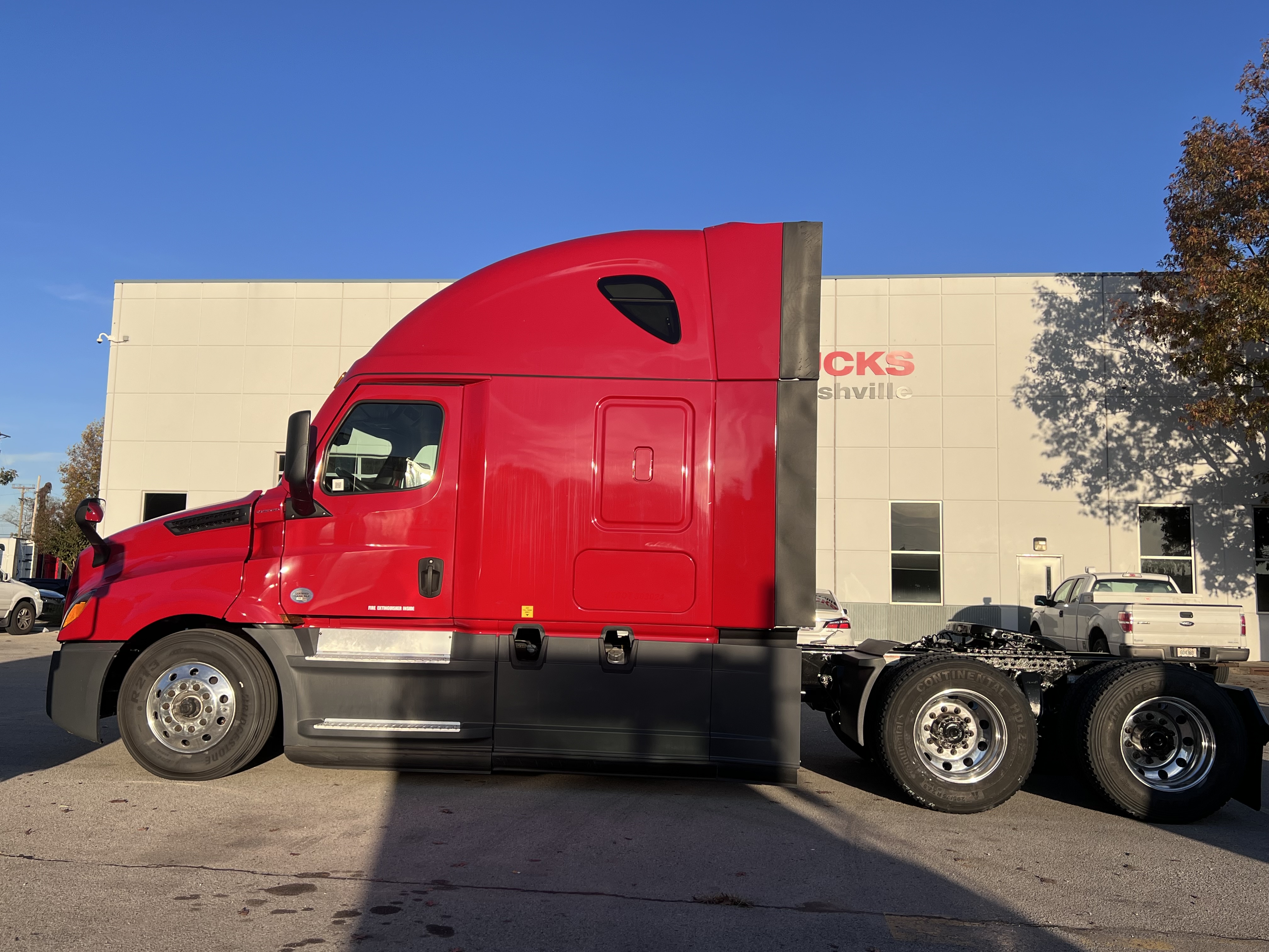 2020 FREIGHTLINER CASCADIA 126SLP - image 2