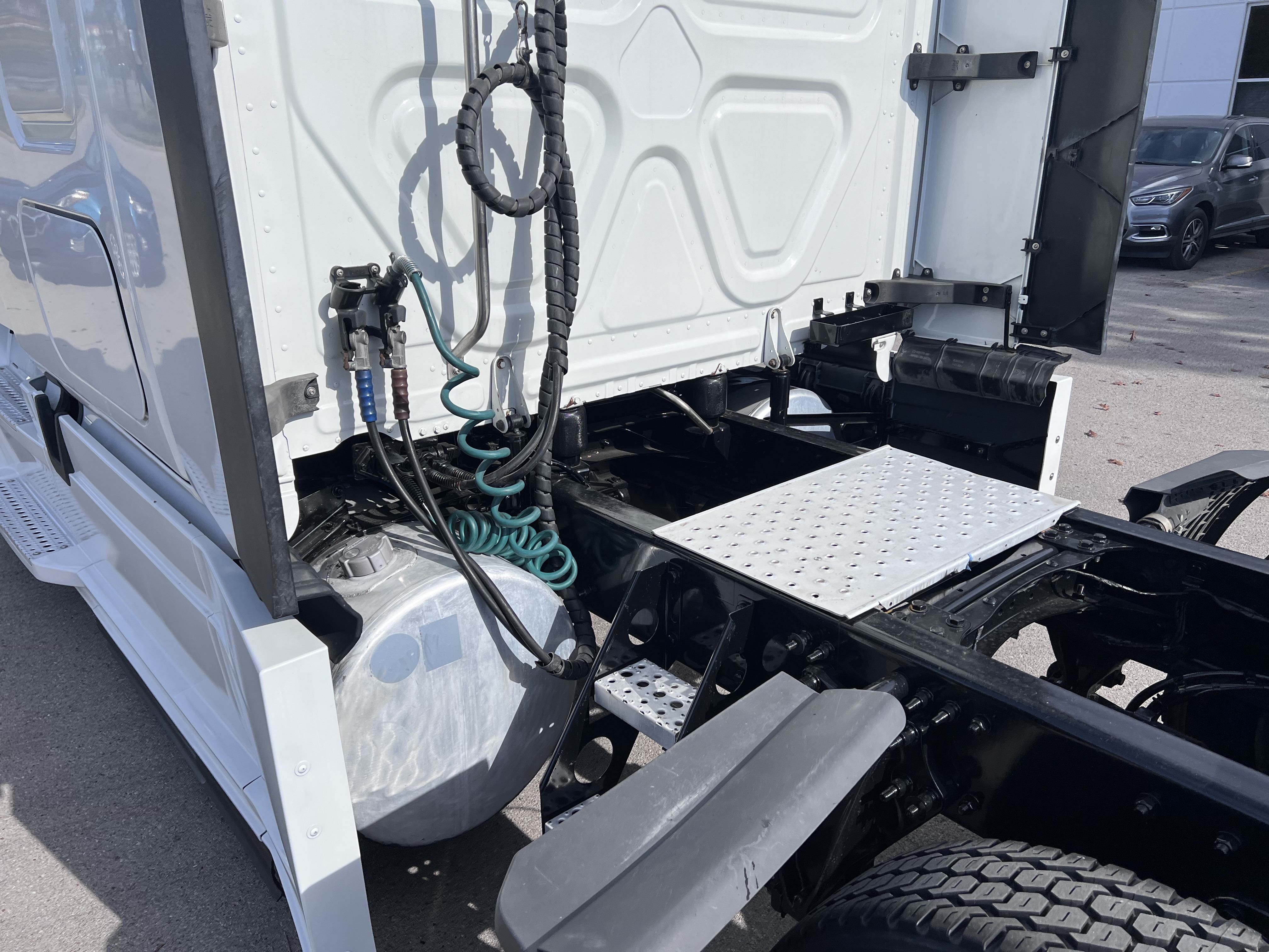 2020 FREIGHTLINER CASCADIA 126SLP - image 3