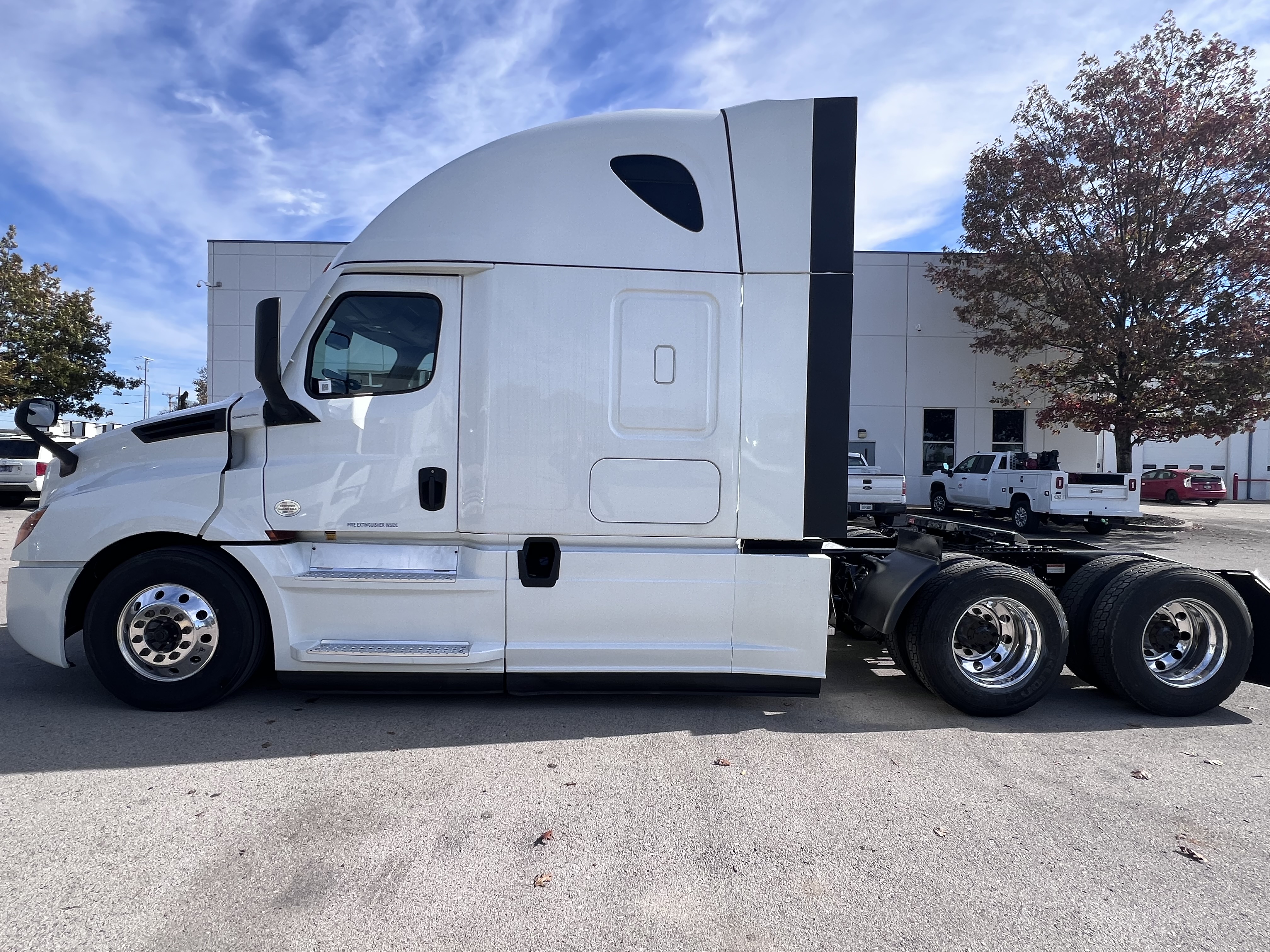 2021 FREIGHTLINER CASCADIA 126SLP - image 2