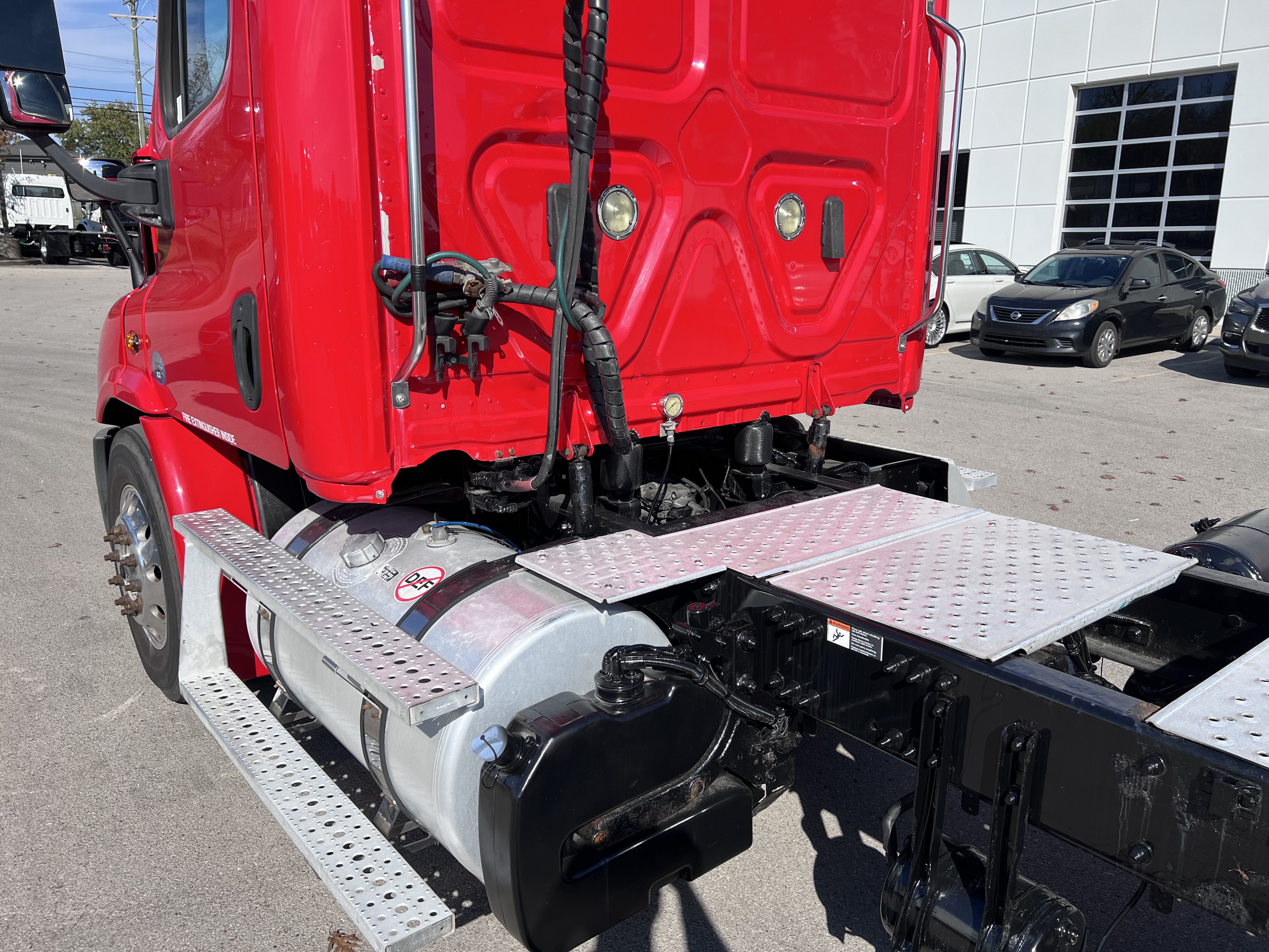 2019 FREIGHTLINER CASCADIA 113DC - image 4