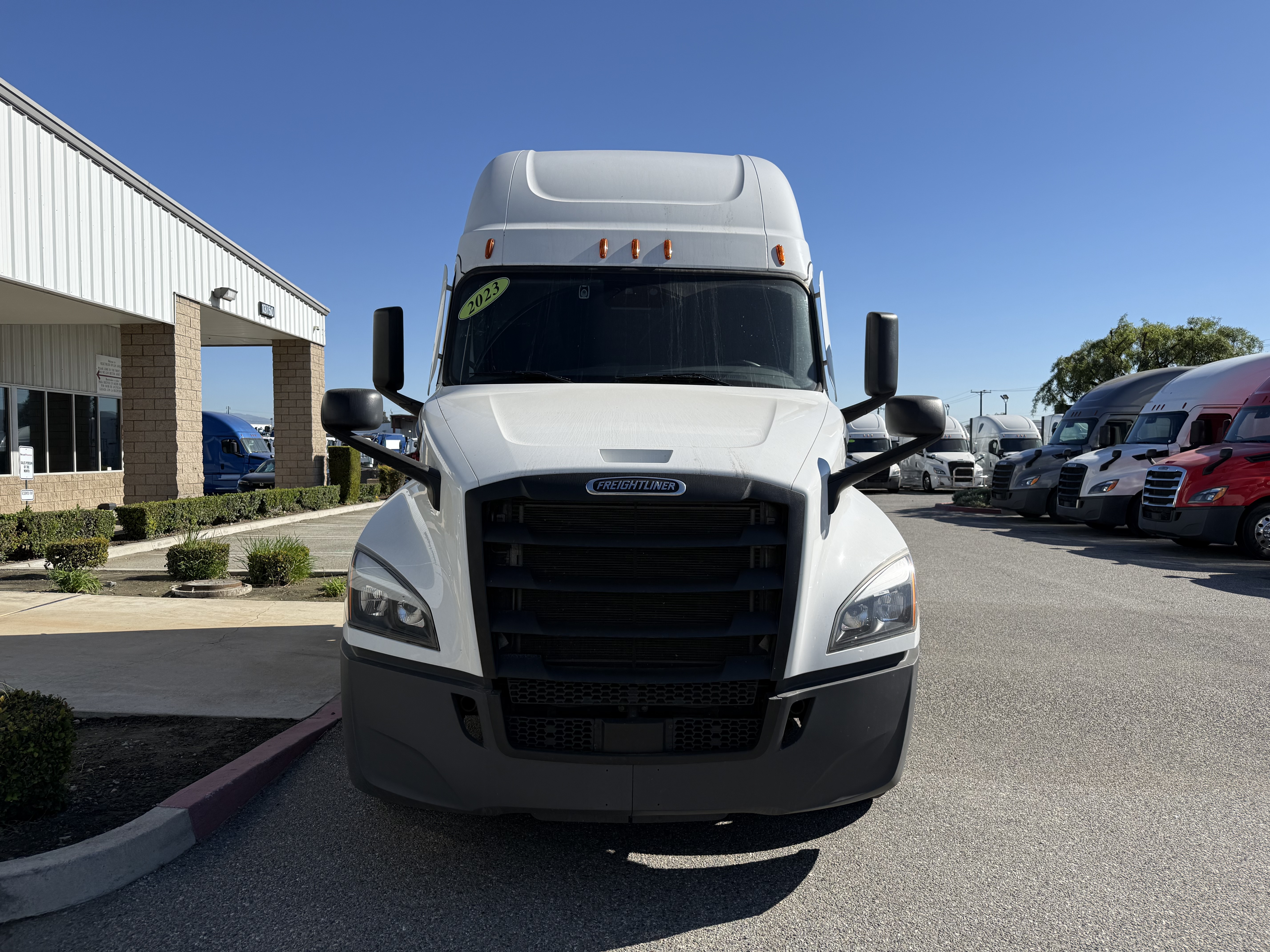 2023 FREIGHTLINER CASCADIA 126SLP - image 2