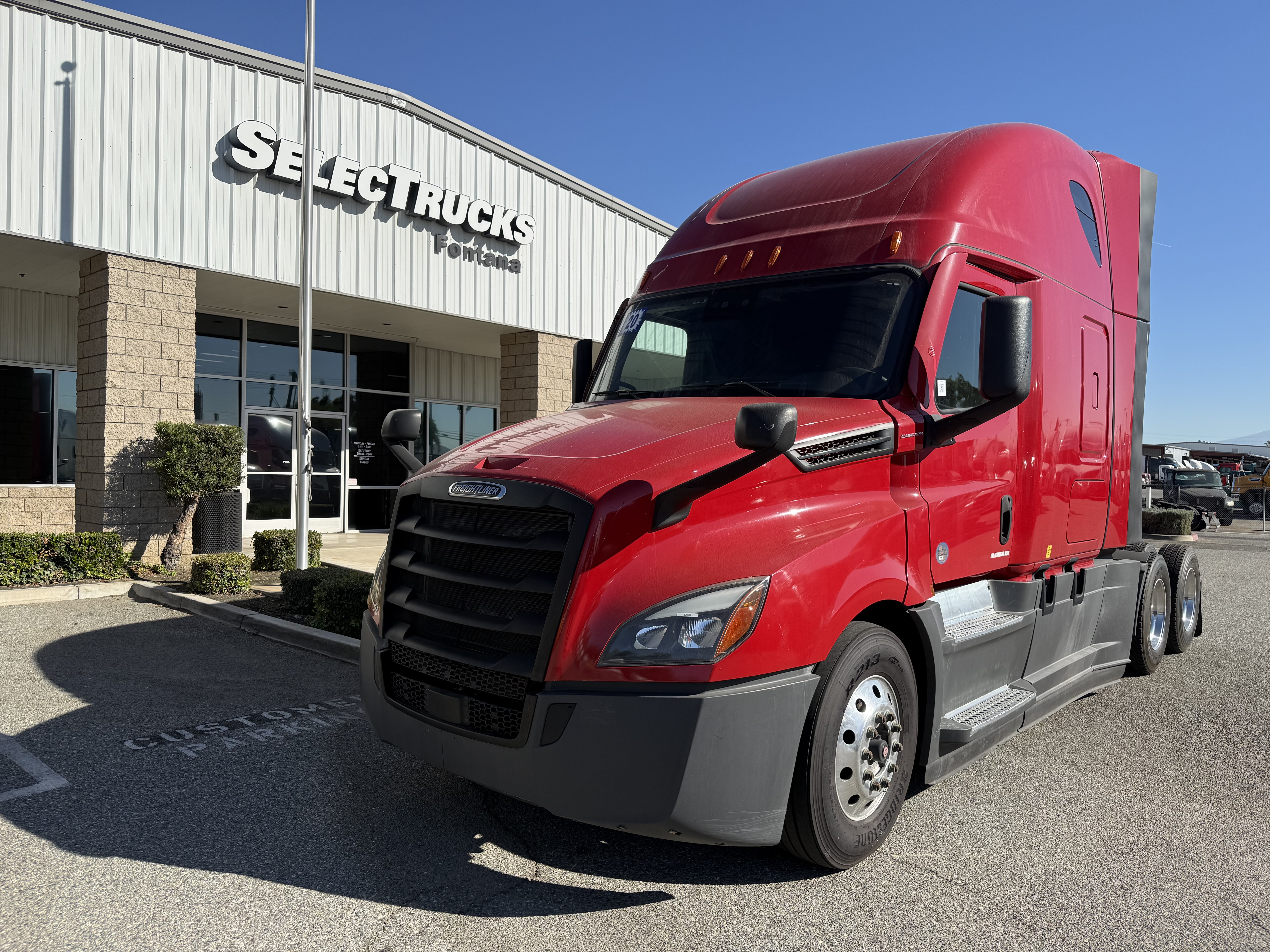2020 FREIGHTLINER CASCADIA 126SLP - image 1